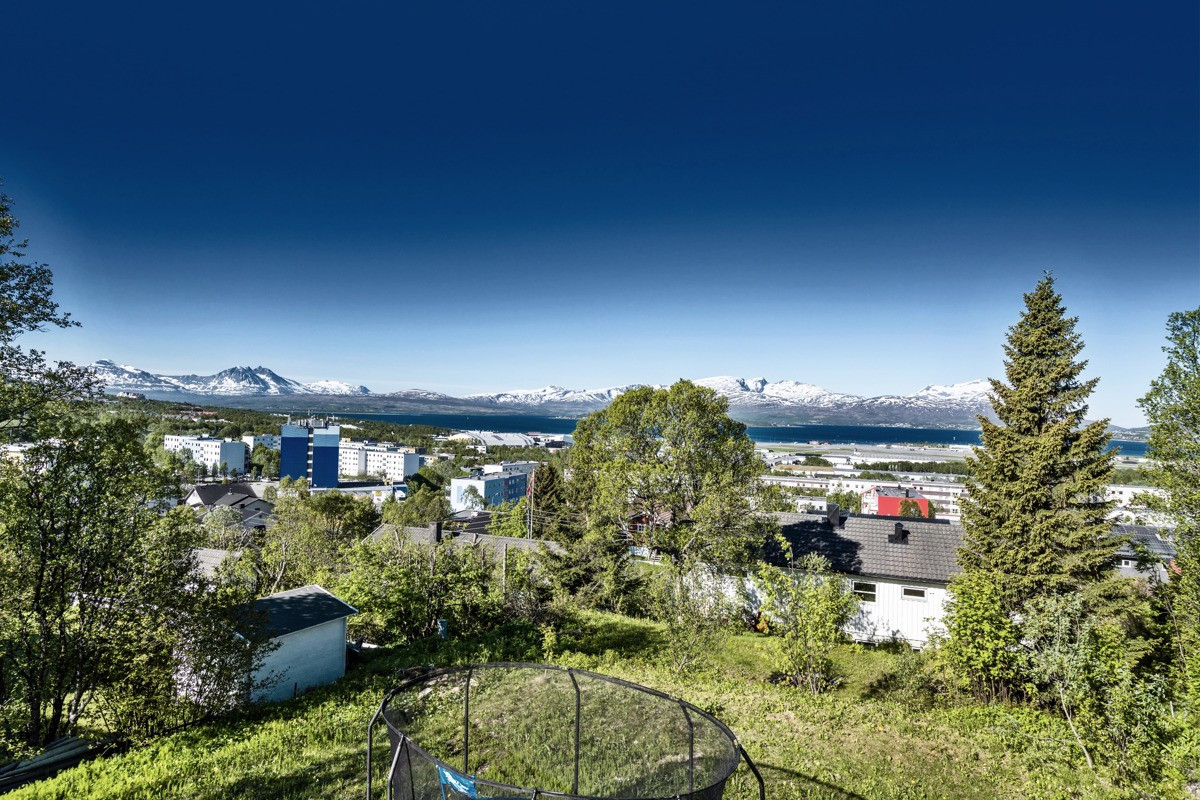 1703 kvm. med panoramautsikt mot vest