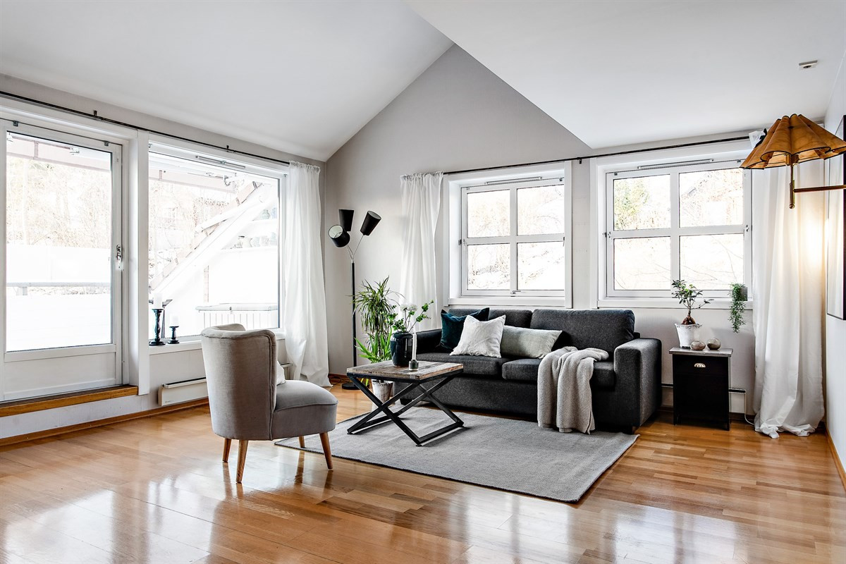 Privatmegleren v/ Aage Øien har gleden av å presentere denne innholdsrike leiligheten med heis, terrasse og garasje