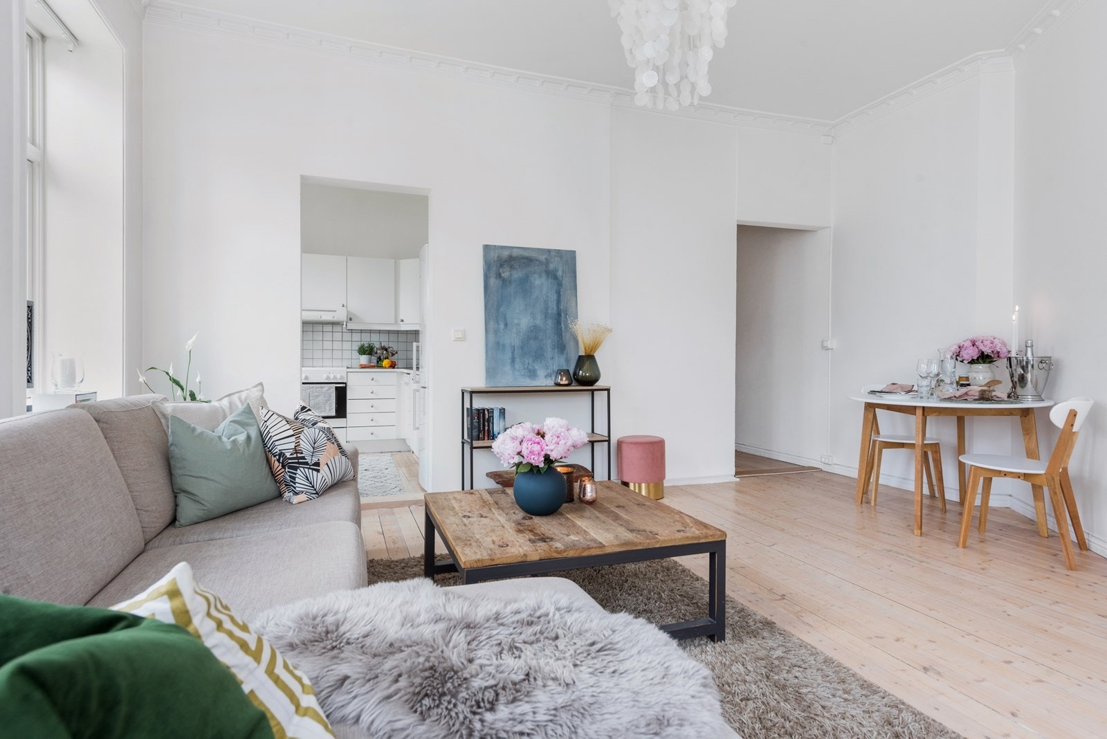 Stuen er et sosialt og delikat rom med gode møbleringsmuligheter - perfekt for både selskapeligheter, familiehygge og ren avslapning. Galleribilde