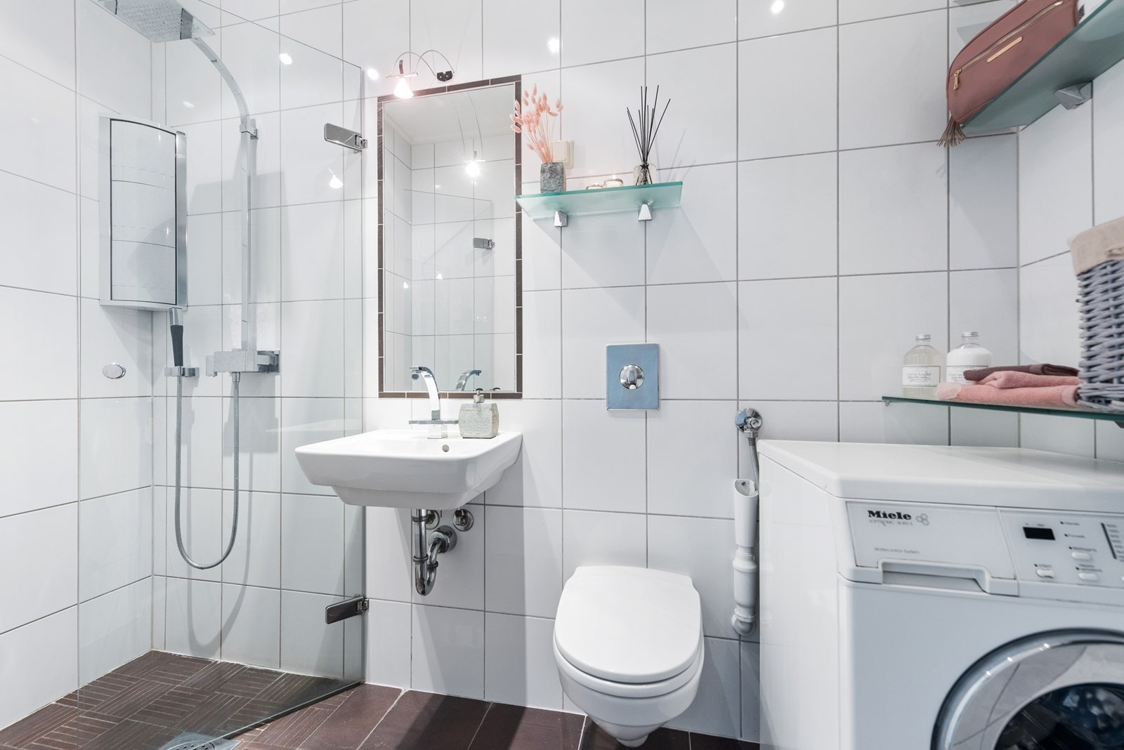 Godt med lagrinsplass på hyller med frostet glass. Opplegg for vaskemaskin på badet. Galleribilde