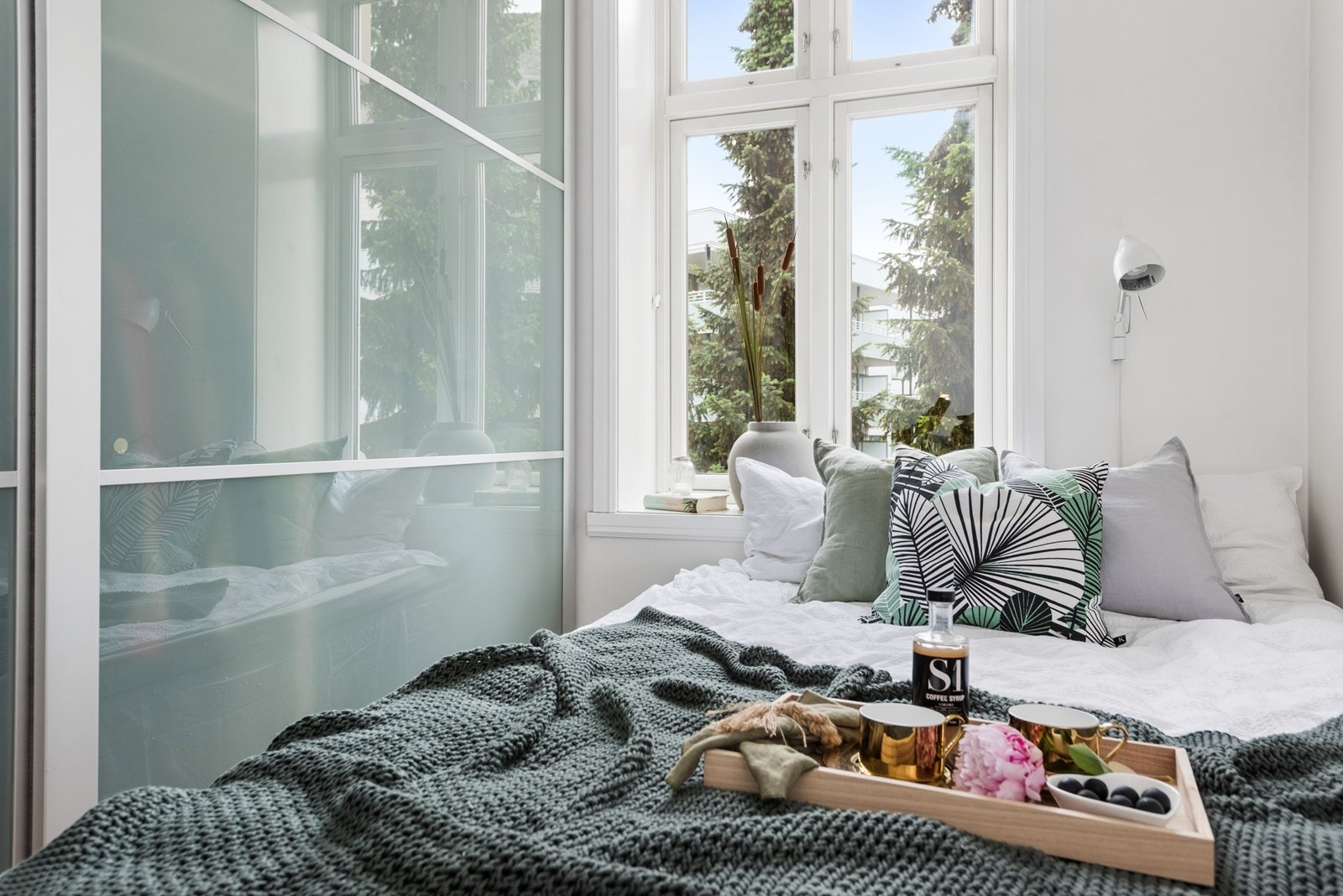 Rikelig med lagringsplass i den store skyvedørsgarderoben på soverommet. Galleribilde
