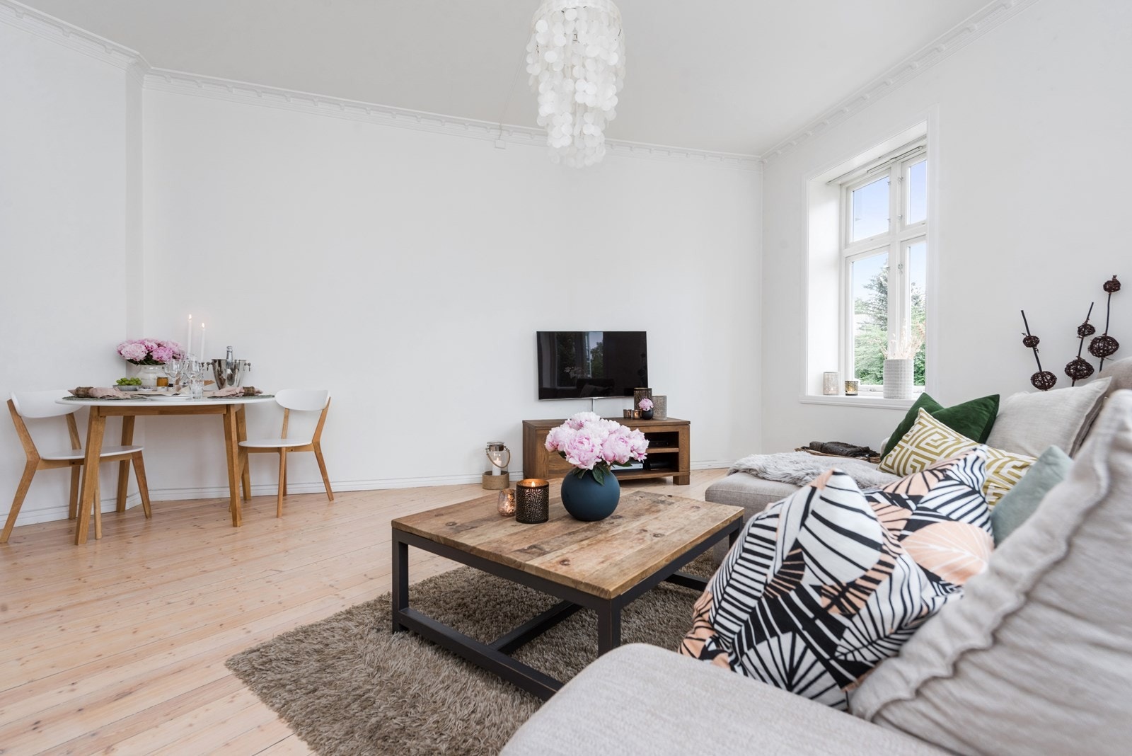 Stuen er pent innredet med originalt tregulv og delikate, lyse veggflater. Galleribilde