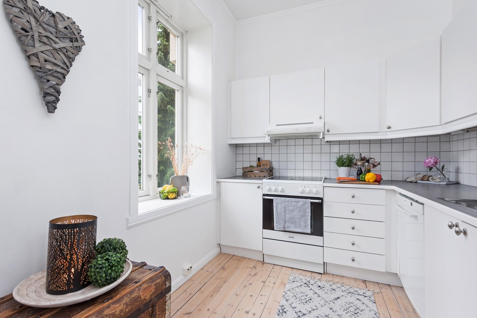 Store vindusflater på kjøkkenet gir godt med naturlig lys og gir en god atmosfære. Galleribilde