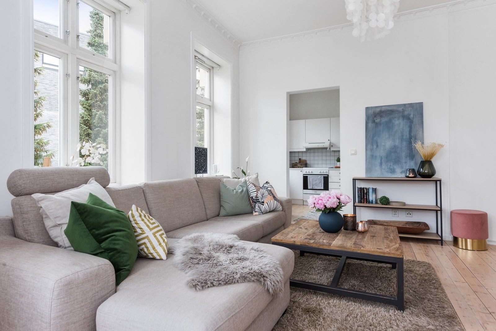 Stuen har god plass til både sofagruppe, tv-løsning og spisestue. Galleribilde