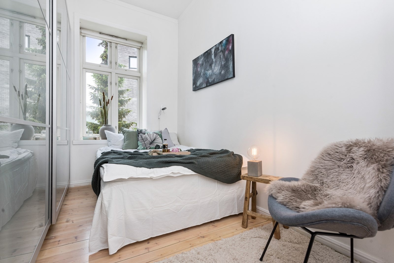 Leiligheten har ett innbydende og delikat soverom med god takhøyde og lysmalte veggflater. Galleribilde