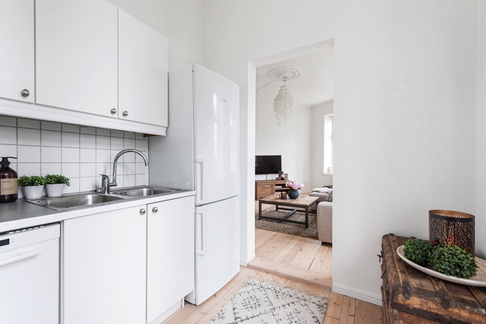 Kjøkkeninnredningen har et stilrent og moderne design med glatte fronter, og laminat benkeplate. Galleribilde