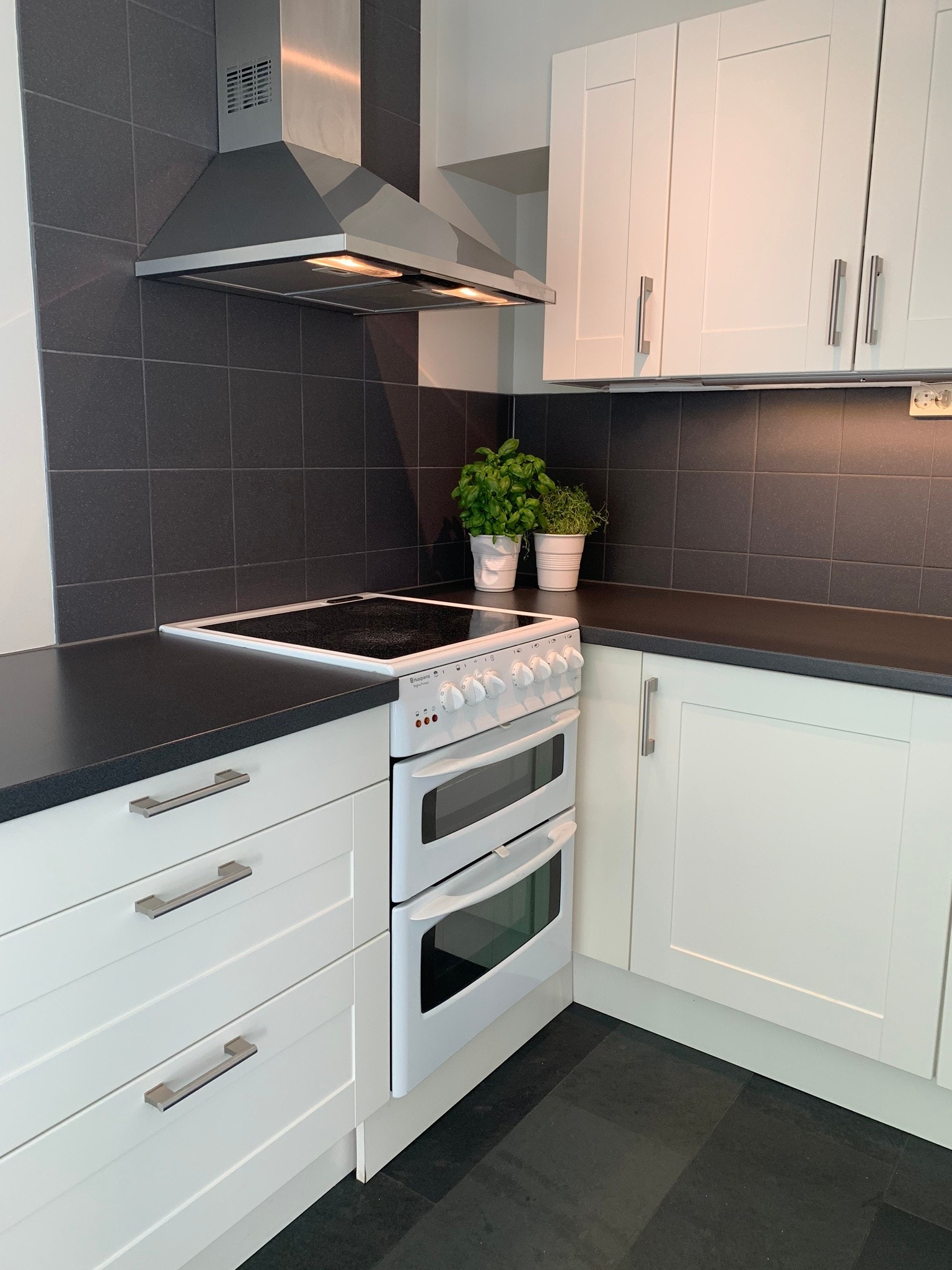 Kjøkken med komfyr, oppvaskmaskin og kjøl/frys Galleribilde