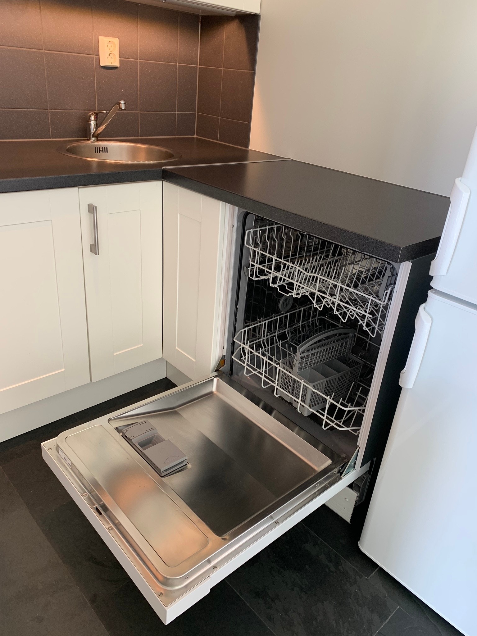 Oppvaskmaskin på kjøkkenet Galleribilde