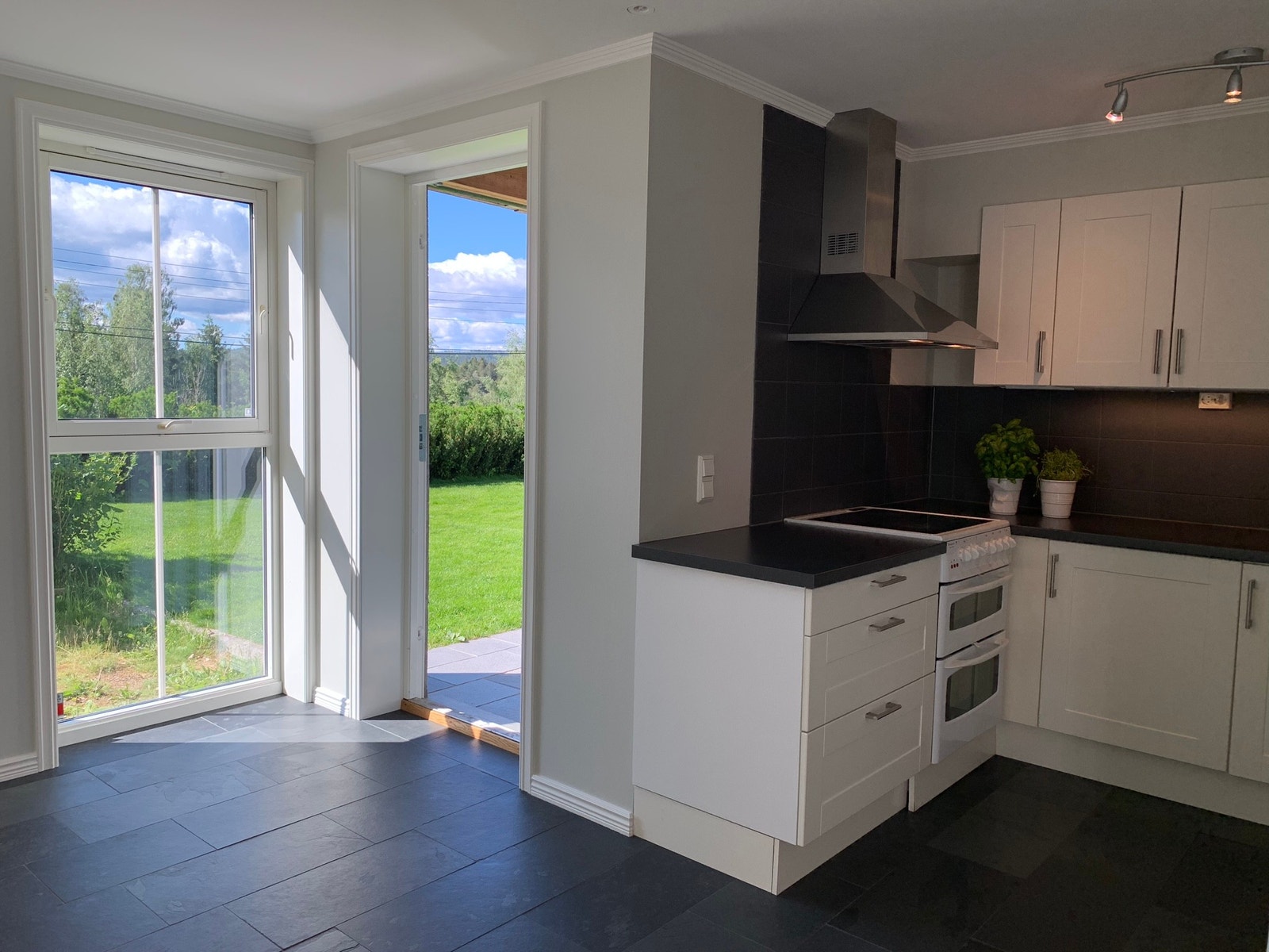 Store vinduer som gir mye lys Galleribilde