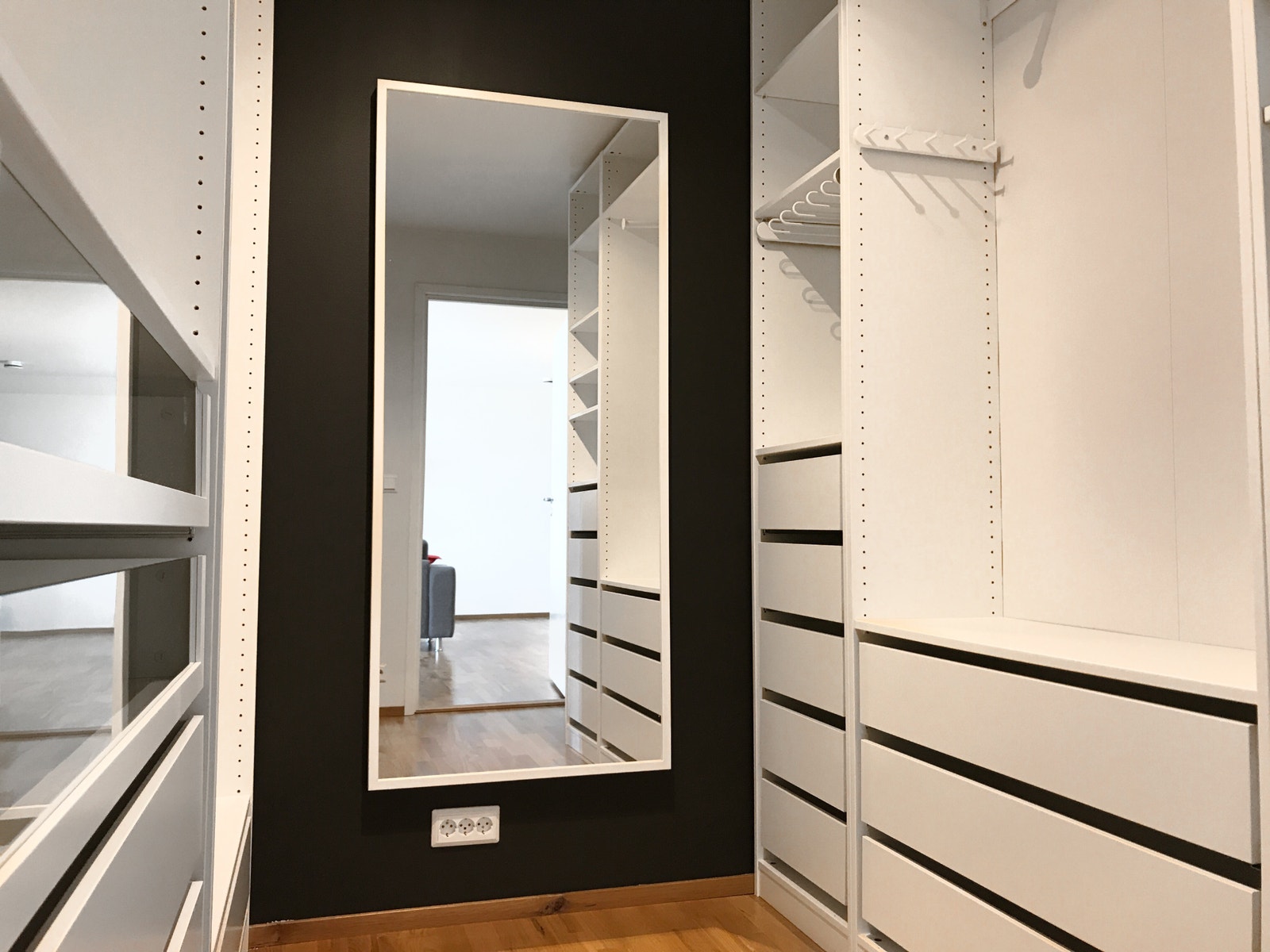 Walk in closeth, med inngang fra stue, mastersoveromm og bad Galleribilde