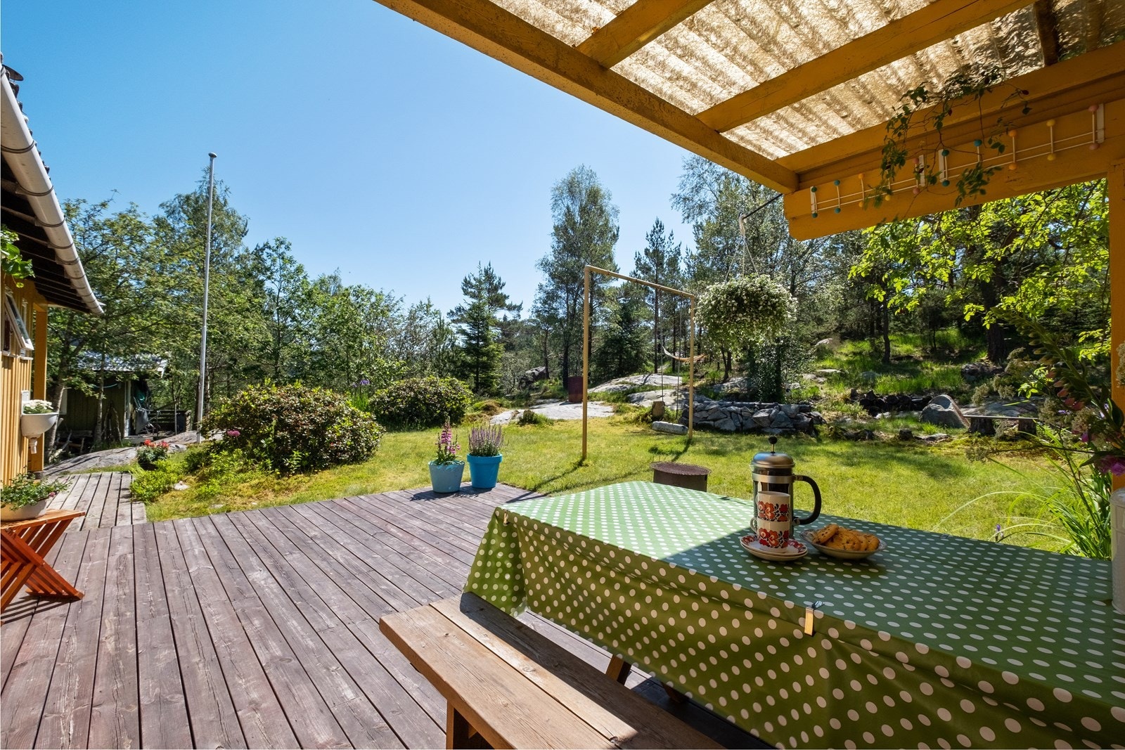 Det nedre planet er er delvis overbygget med tak, som gir praktisk skjerming for vær og vind. Galleribilde