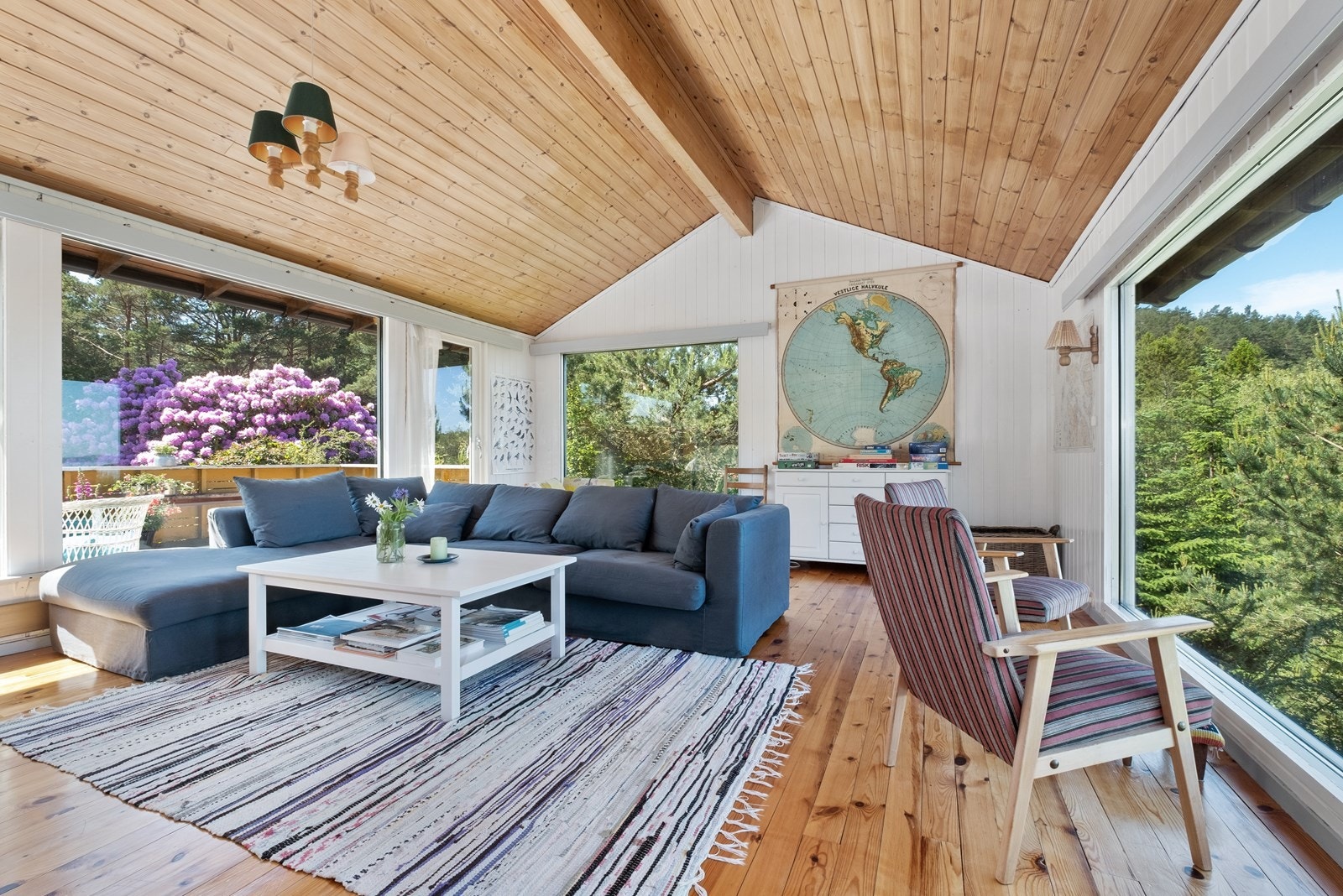 Store vinduer slipper inn godt med naturlig lys til stuen. Galleribilde