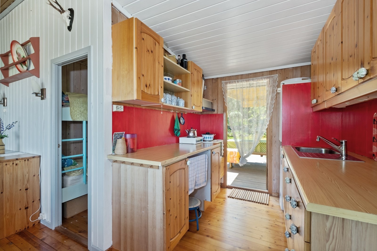 Kjøkkenet ligger i tilknytning til spisestuen, så det er praktisk og
enkelt å servere dagens måltider. Galleribilde