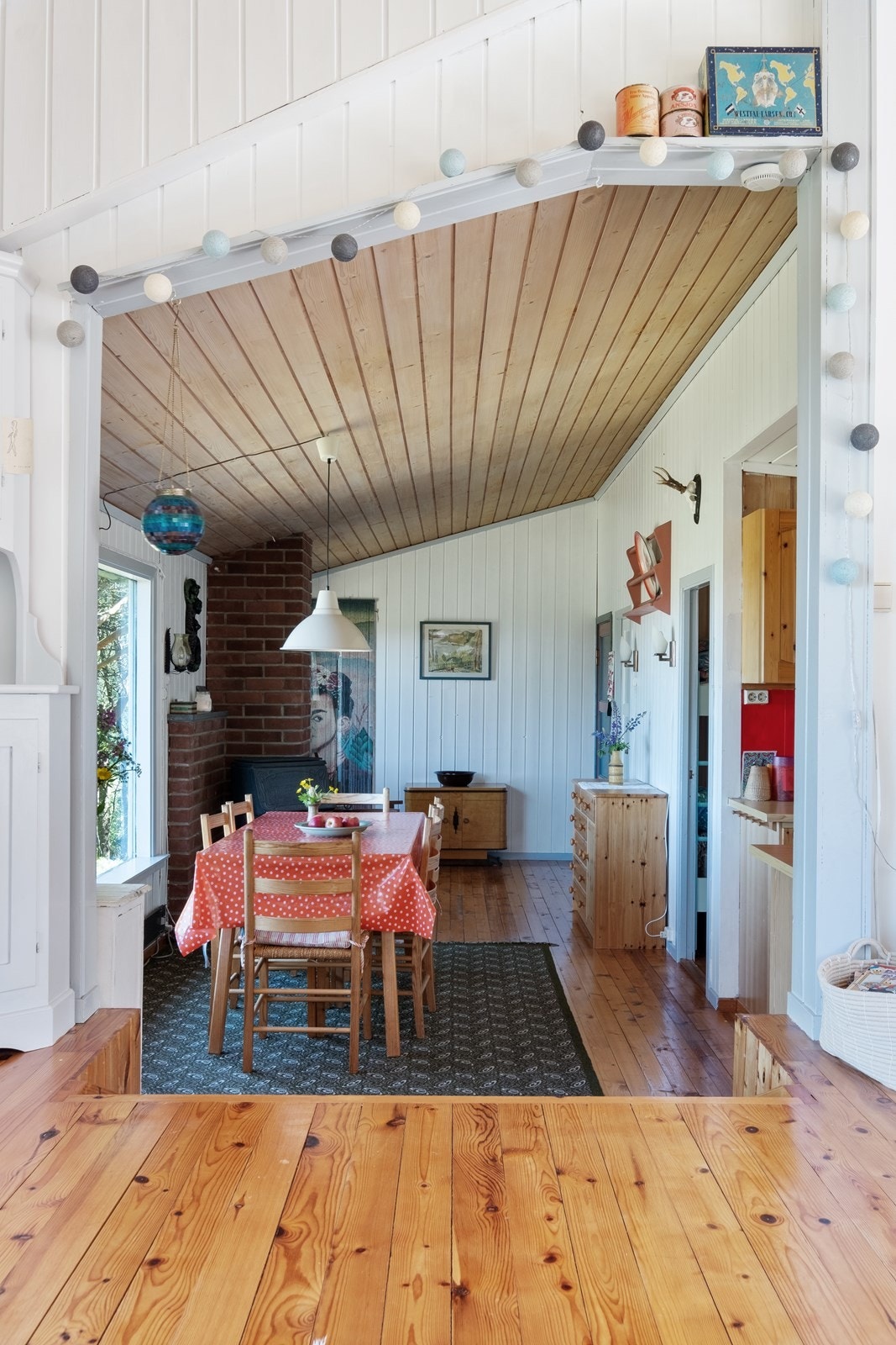 Spisestue med god plass til stort spisebord, hvor man kan samles til trivelige stunder. Galleribilde