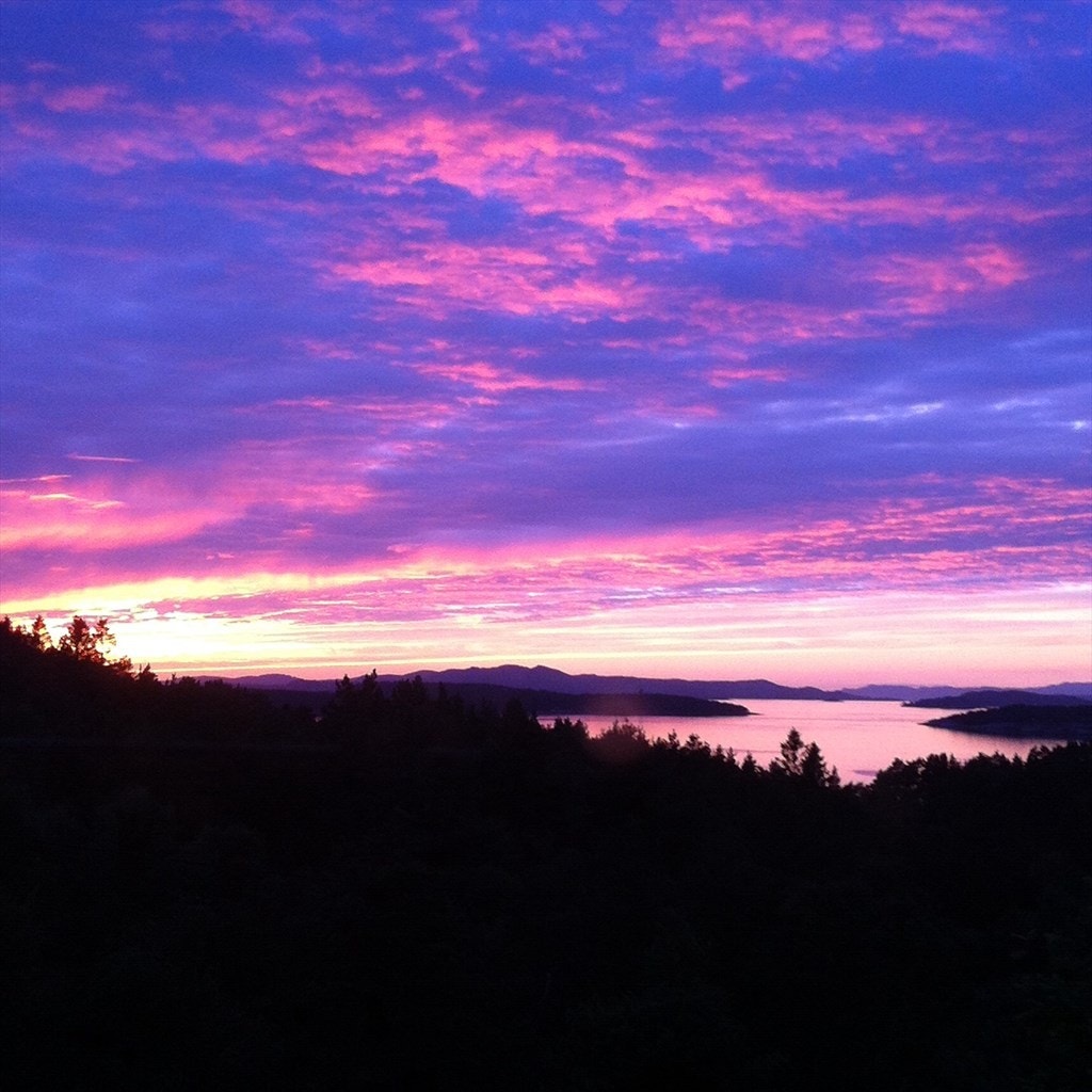 Nydelige solnedganger kan nytes fra hytten både ute og inne. Galleribilde