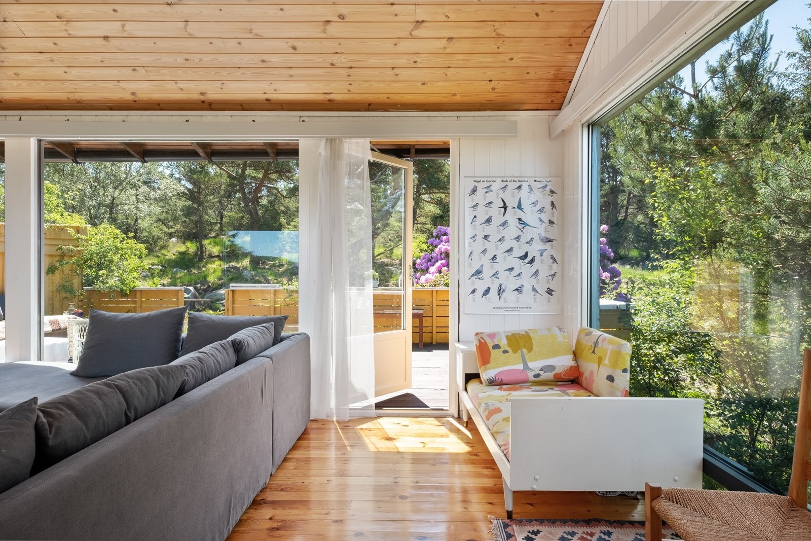 Fra stuen er det utgang til en av hyttens terrasser . Galleribilde