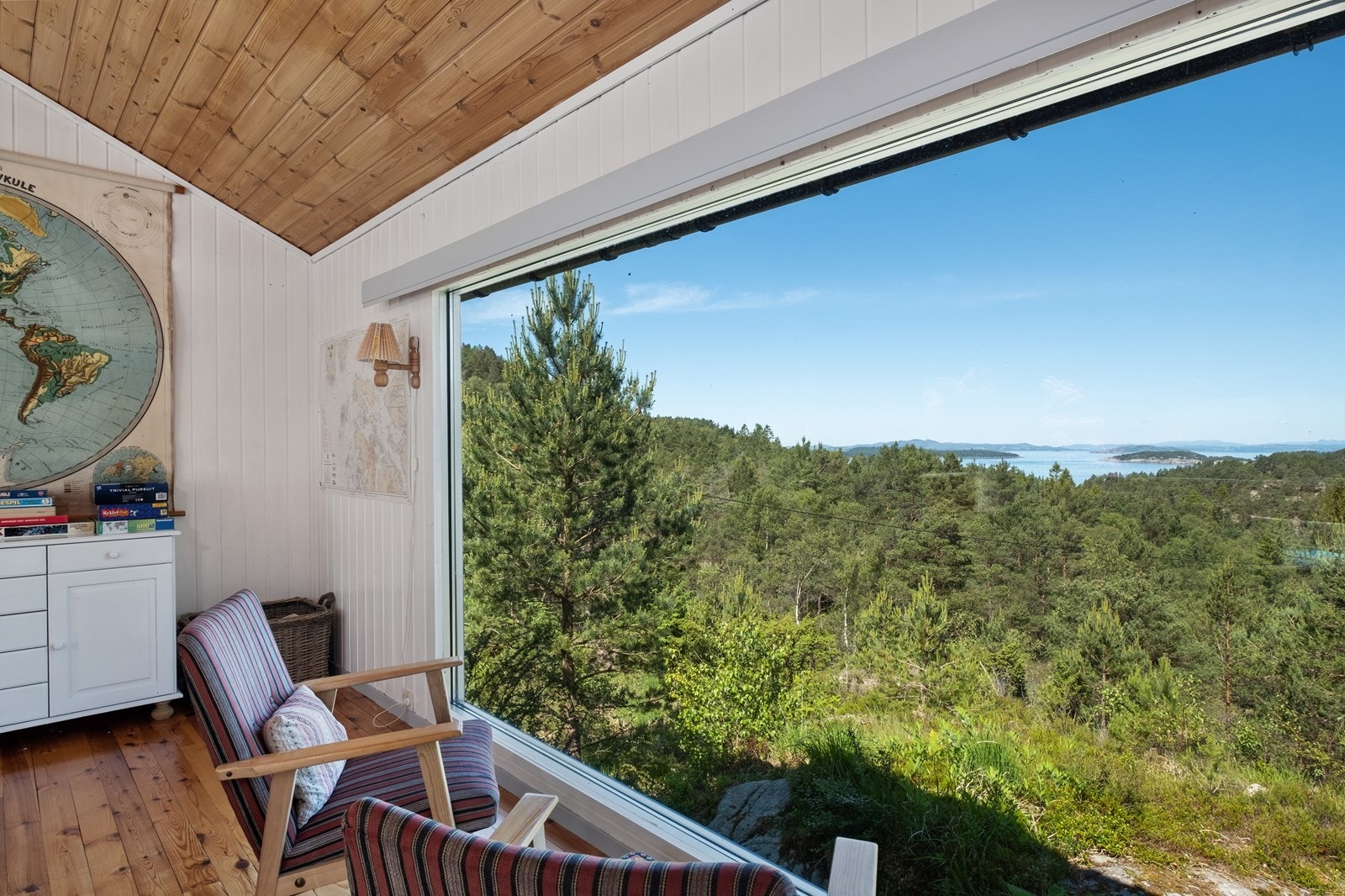 Store vindusflater lar deg nyte den flotte utsikten. Galleribilde