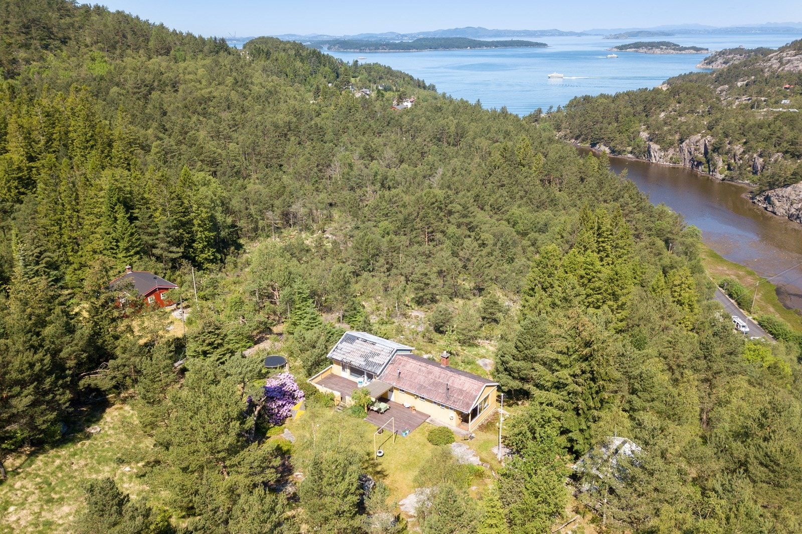 Eiendommen er omkranset av flott natur. Galleribilde