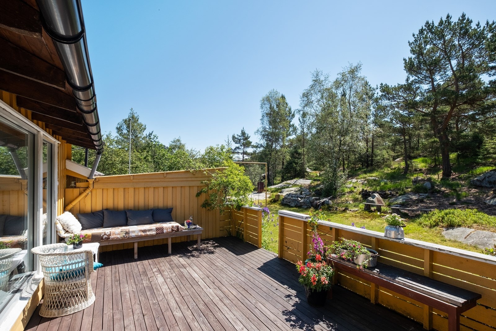 Det øverste planet har en hyggelig sofakrok og har god plass til spisebord Galleribilde