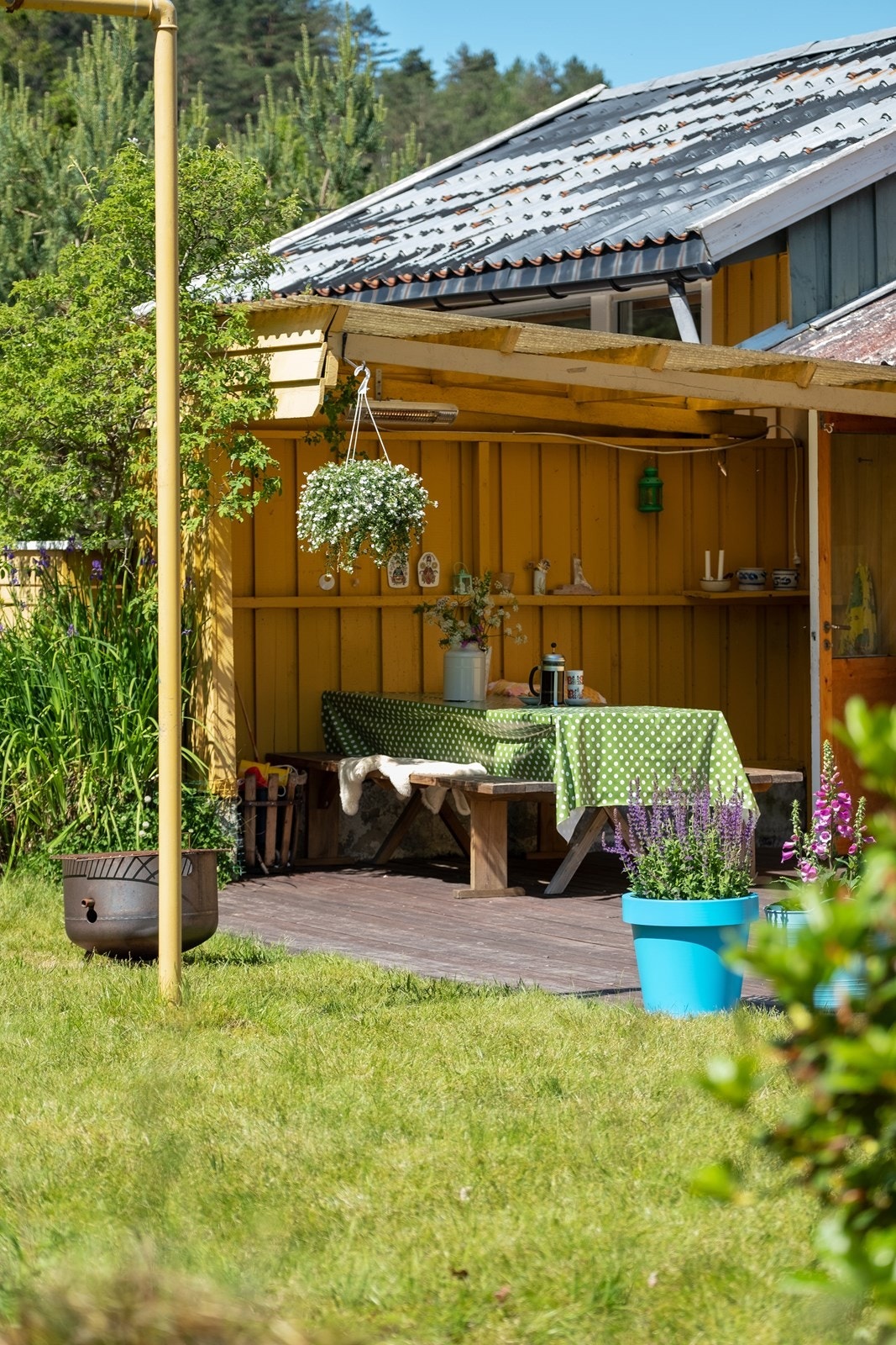 Terrassen har et overbygg slik at man kan sitte lunt under tak. Galleribilde