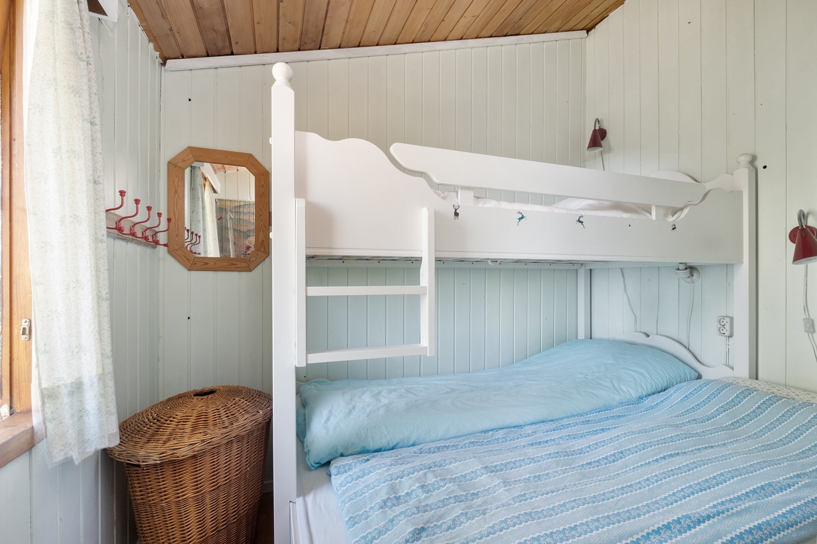 Hyttens hovedsoverom med justerbar Dovre familiekøyseng som følger med i handelen. Galleribilde