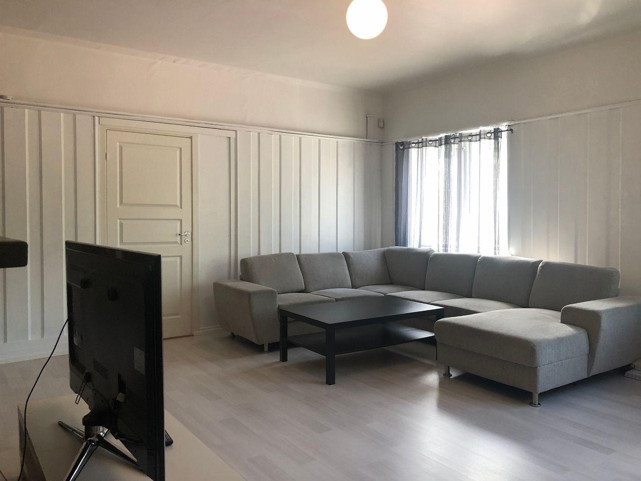 Stor felles stue med 55 tommer tv. Internett og tv-kanaler er inkludert i leieforholdet. Galleribilde