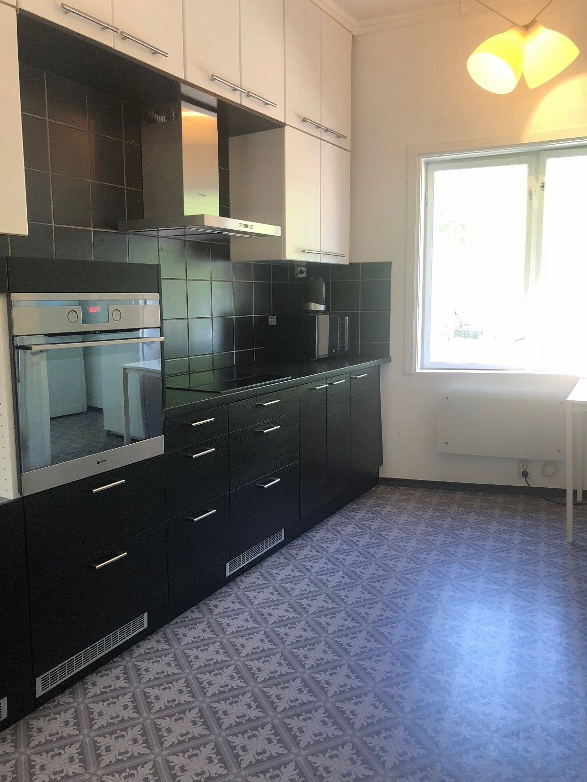 Nyere kjøkken. Det er flere kjøleskap og frysere. 2 komfyrer. Oppvaskmaskin og micro mv. Galleribilde