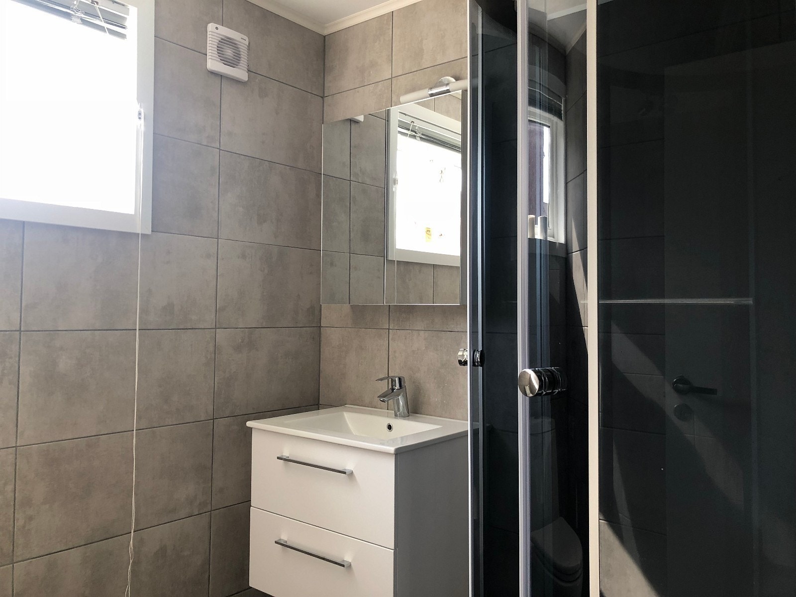 Nyere bad i 1.etasje. Galleribilde