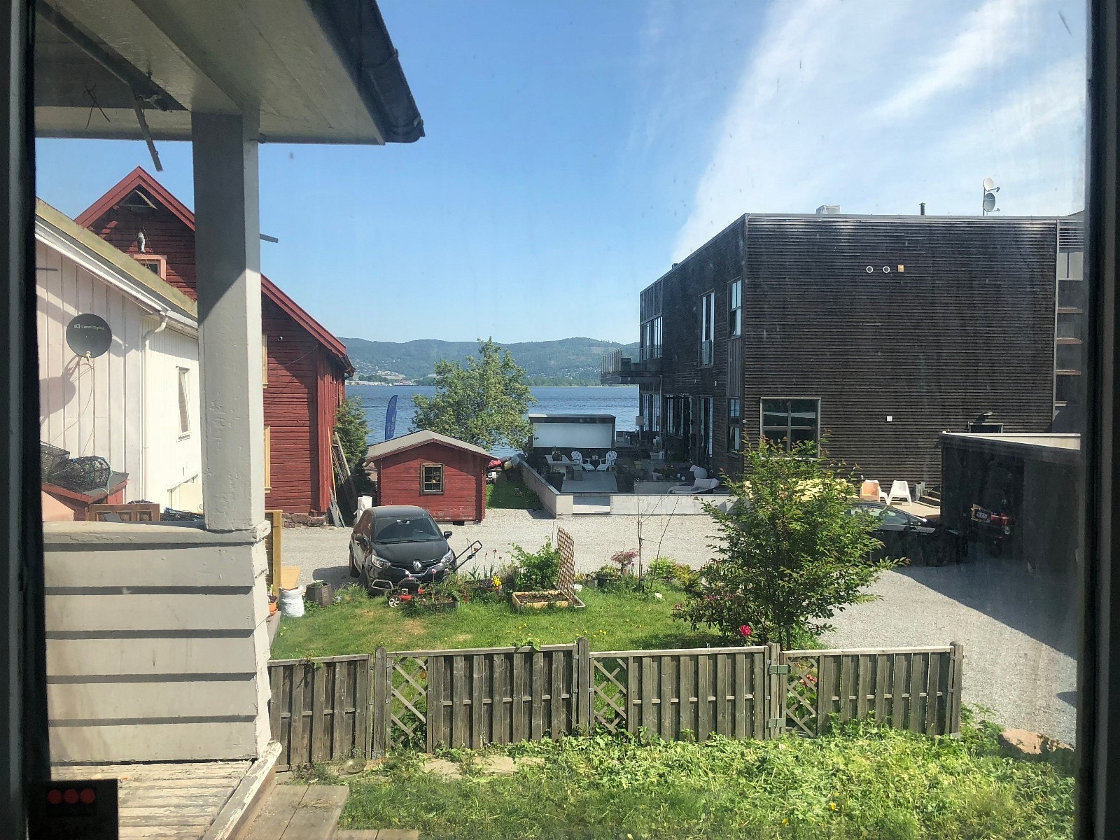 Herlig beliggenhet på Tangen ved fjorden men samtidig meget sentralt. Galleribilde