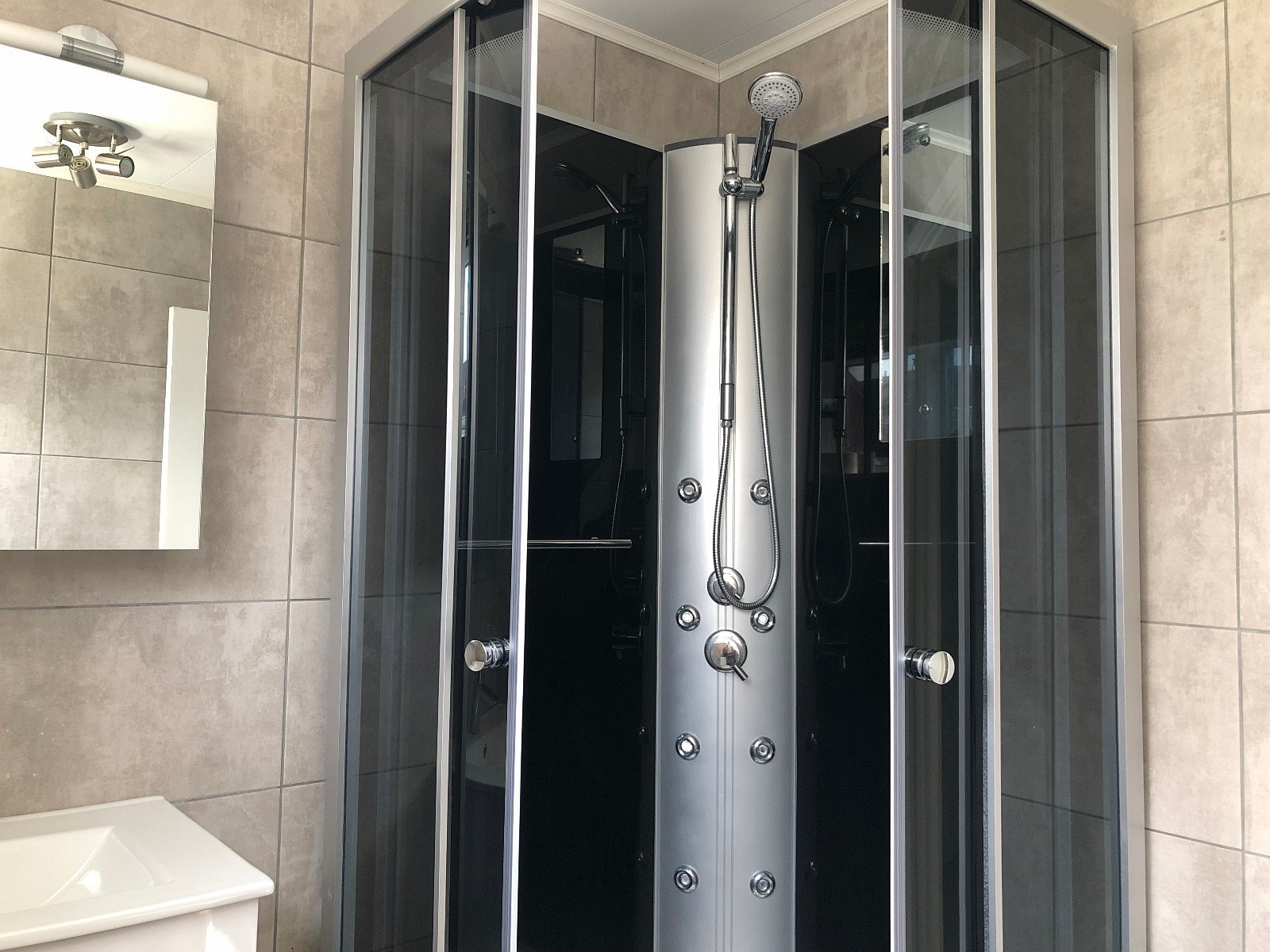 Nyere bad i 1.etasje. Galleribilde