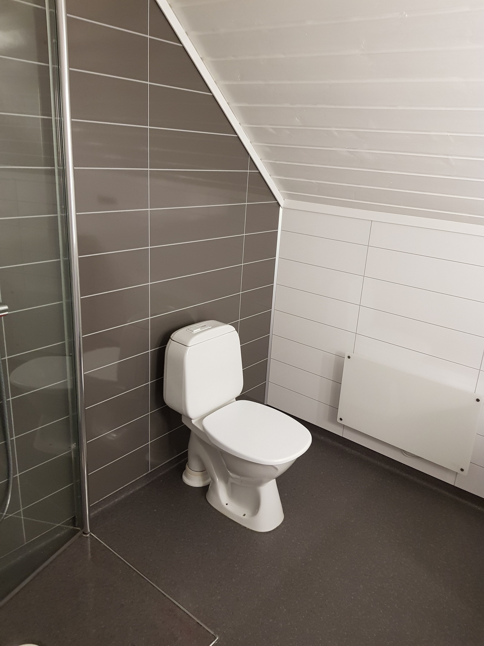 Bad med dusj og klesvaskemaskin Galleribilde