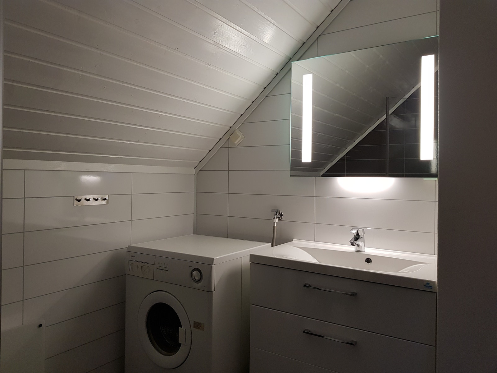 Bad med dusj og klesvaskemaskin Galleribilde