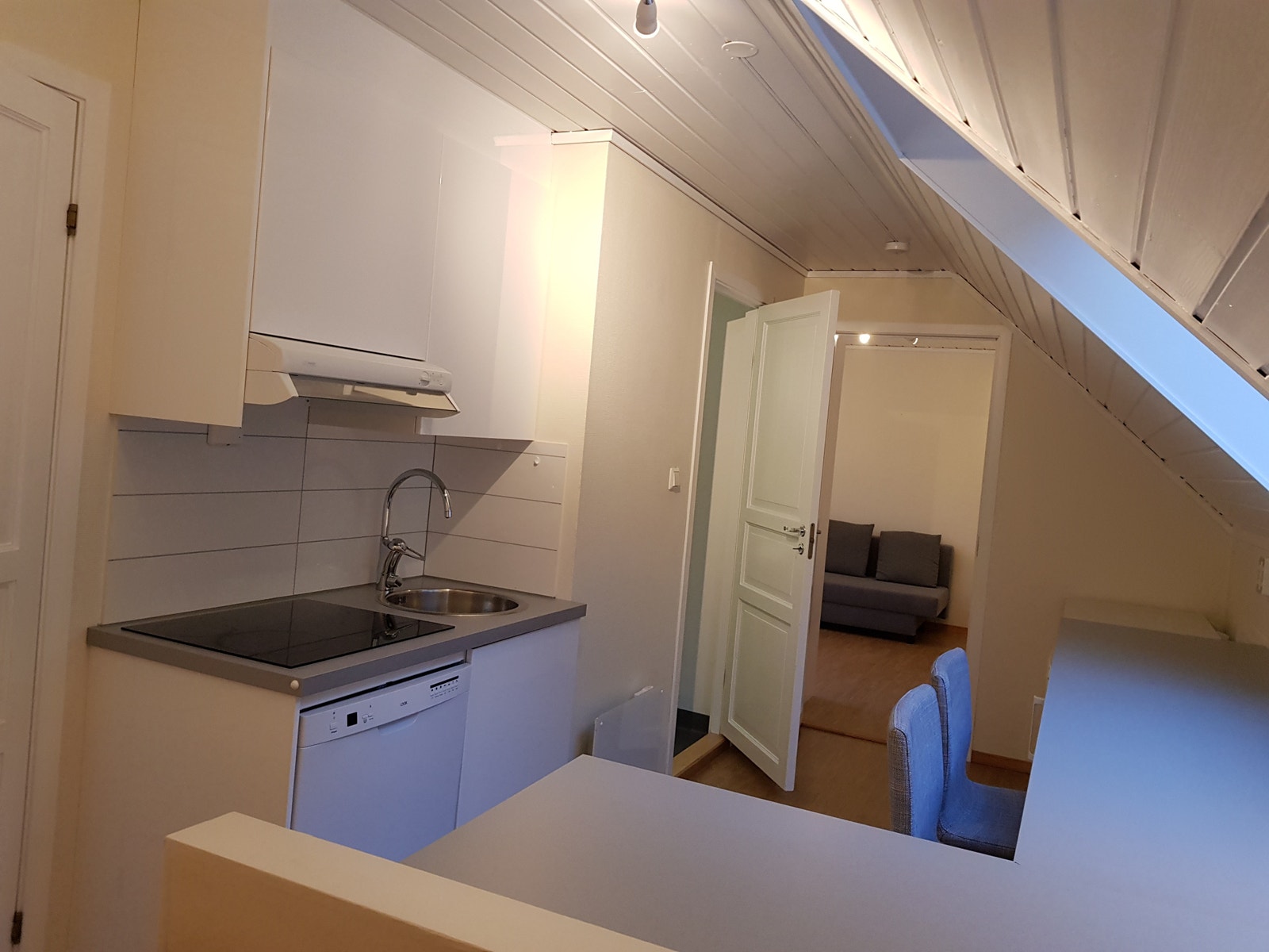 Kjøkken med alle kvitevarer. Du ser dør inn til hybel 2 innerst på kjøkkenet Galleribilde