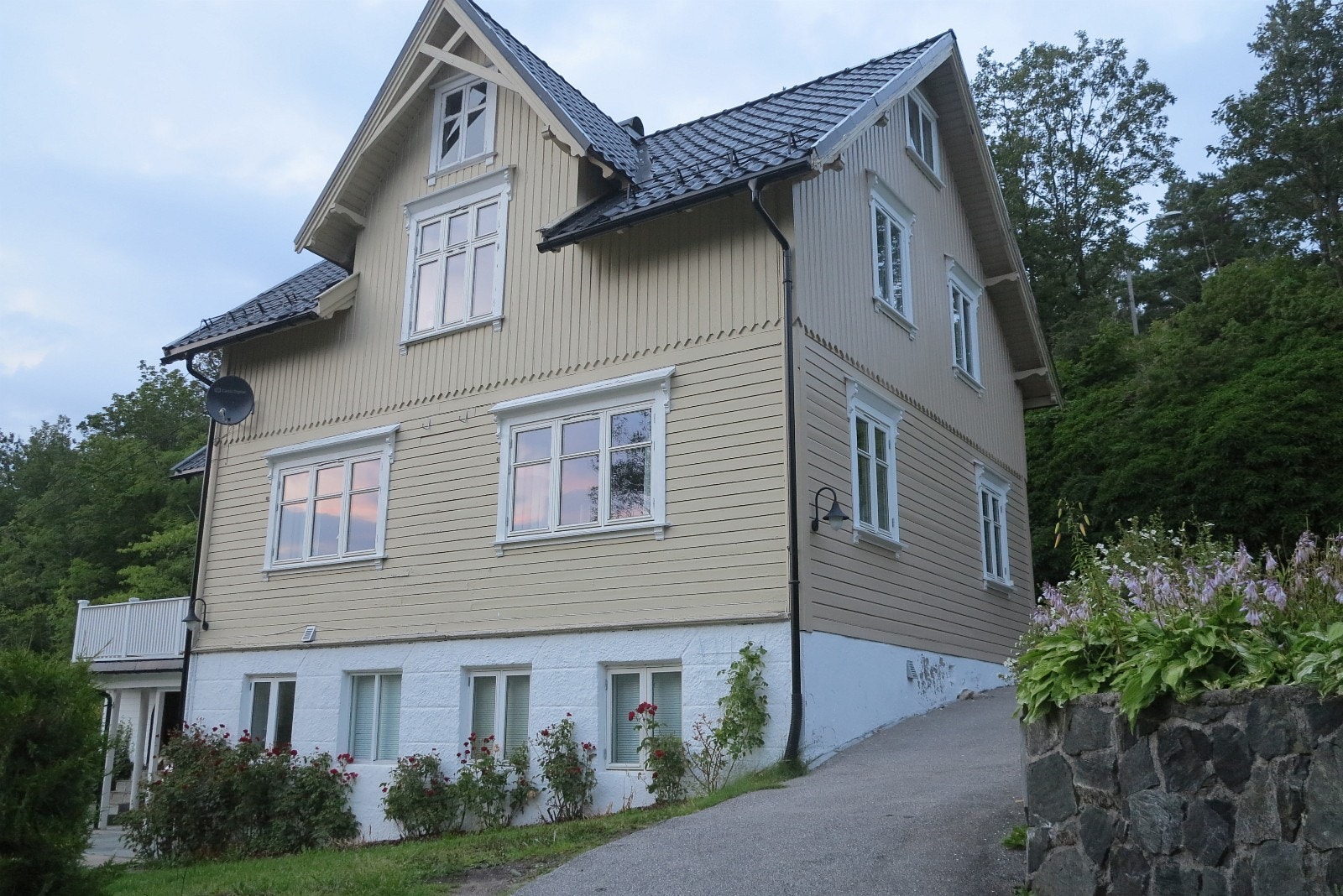 Hybelen er lokalisert i kjelleretasjen (vinduene i grunnmuren) Galleribilde