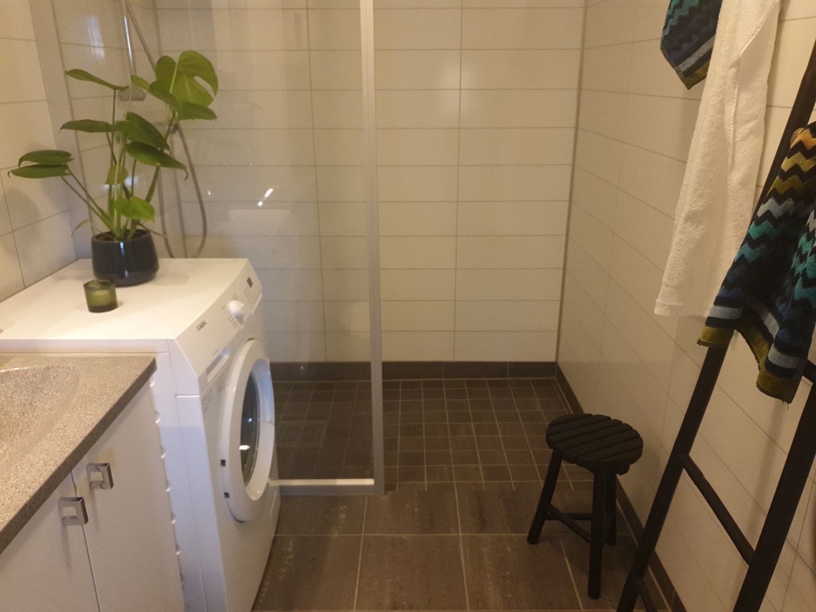 Stort bad med vaskemaskin Galleribilde