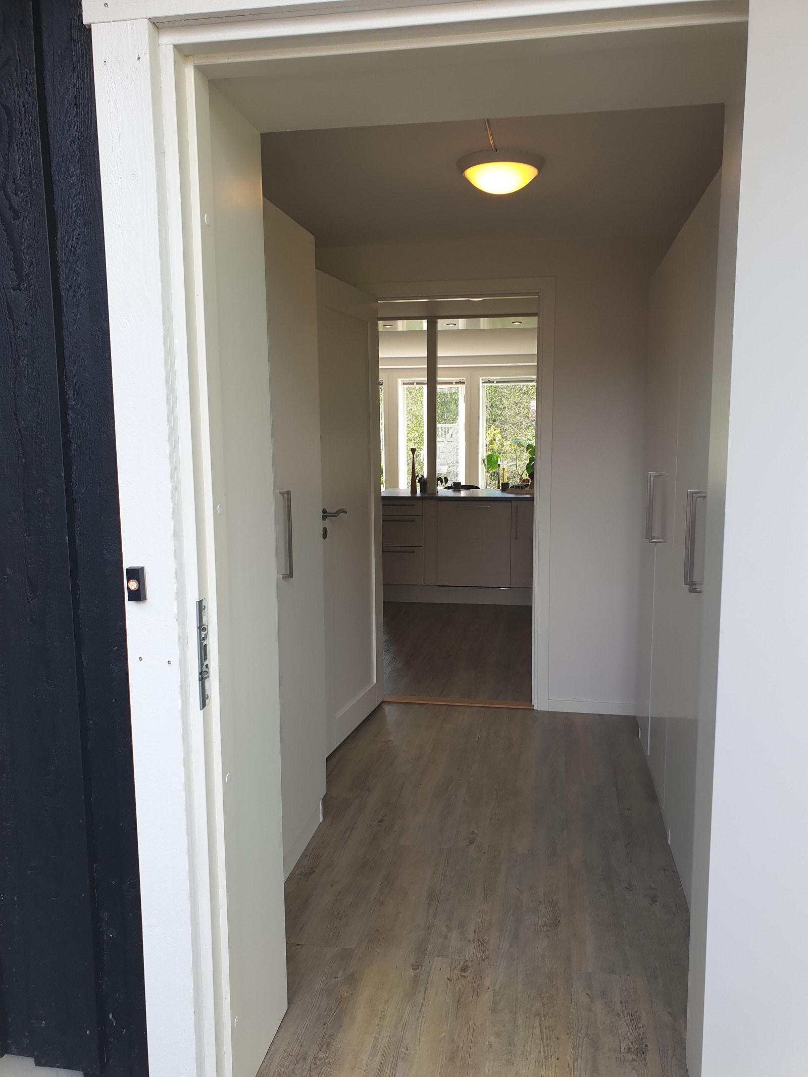 Hele leiligheten ligger over bakke plan Galleribilde