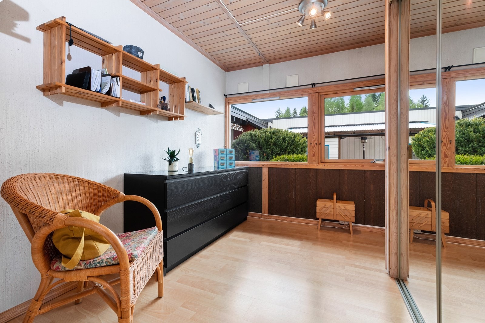 Soverom nr. 2 med skyvedørsgarderobe. Galleribilde