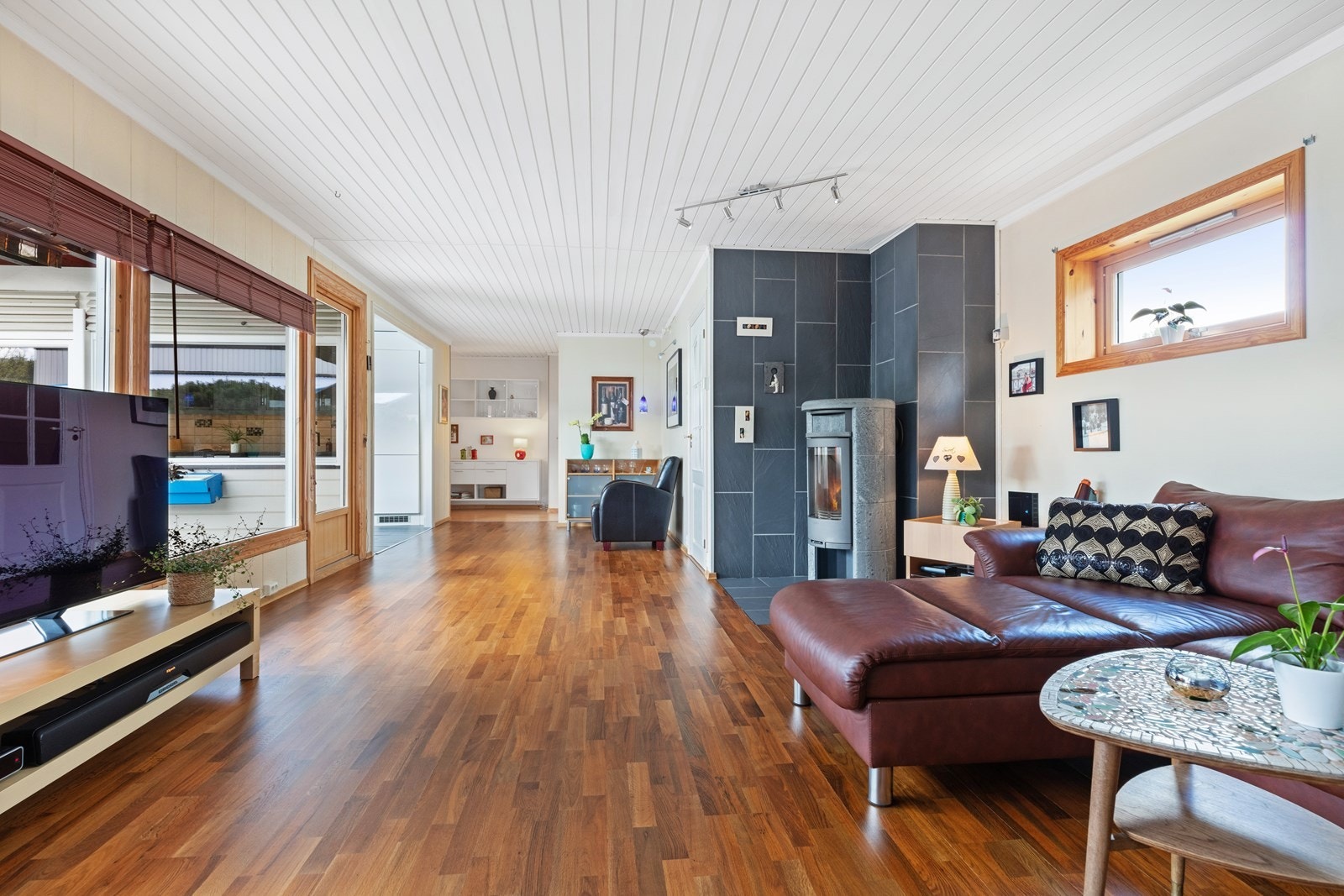 Lys og pen stue med utgang til atrium. Galleribilde