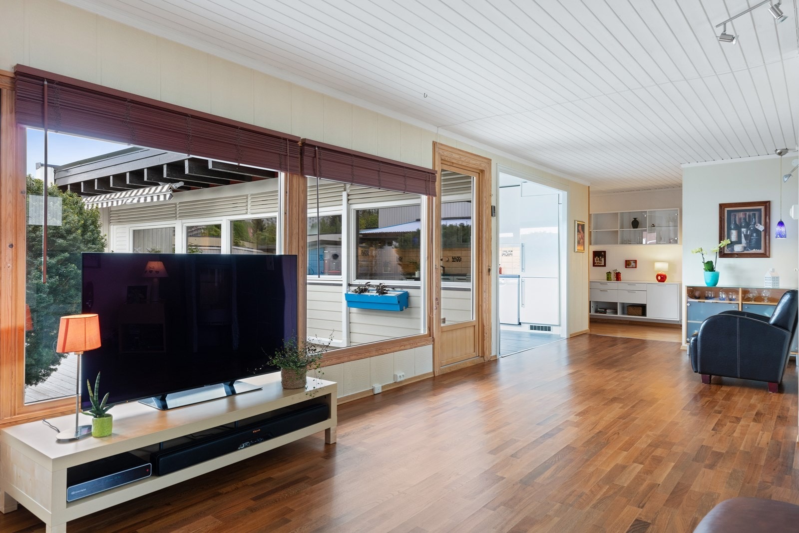 Stuen har store vindusflater ut mot atrium. Galleribilde