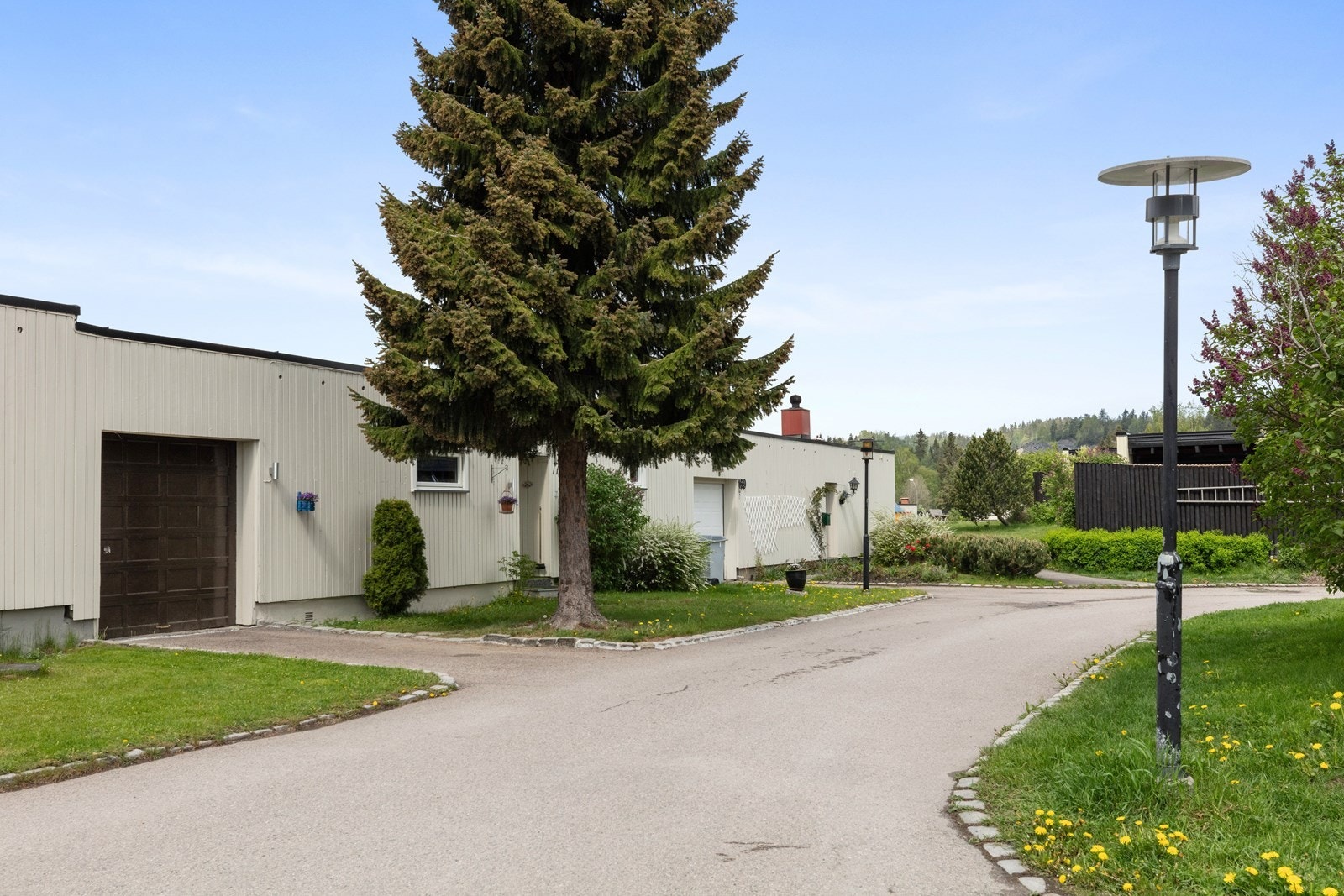 Adkomst til boligen og garasjen fra asfaltert internvei. Galleribilde