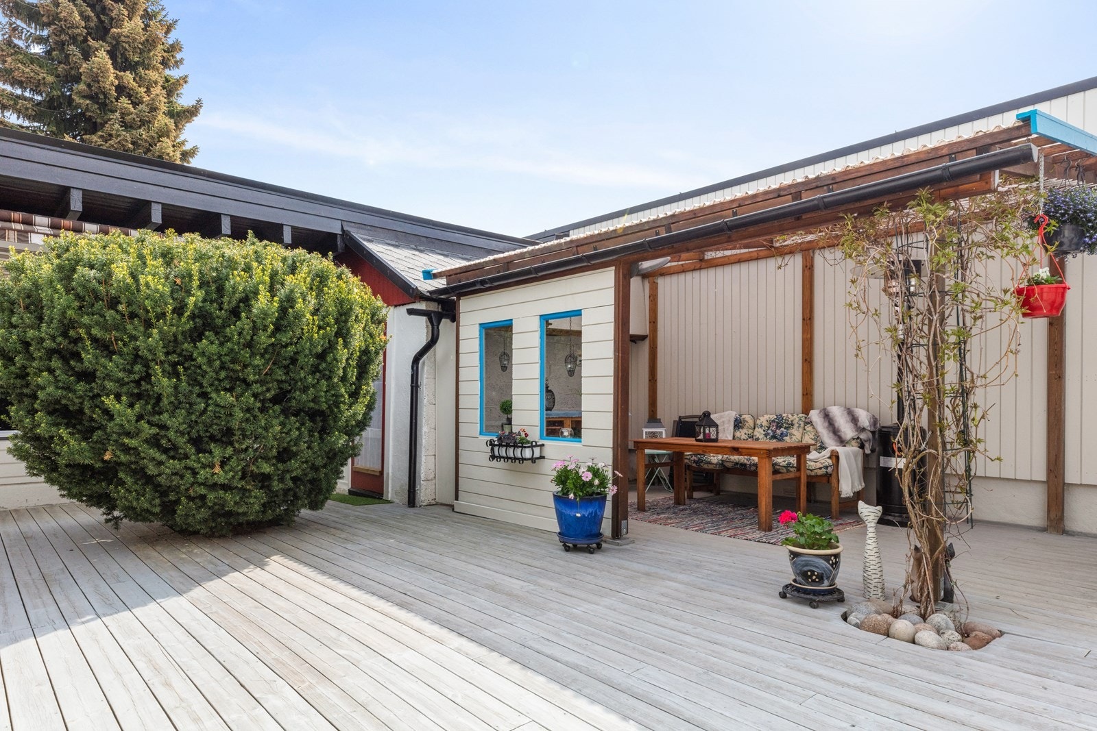 Overbygd uteplass i atrium. Galleribilde