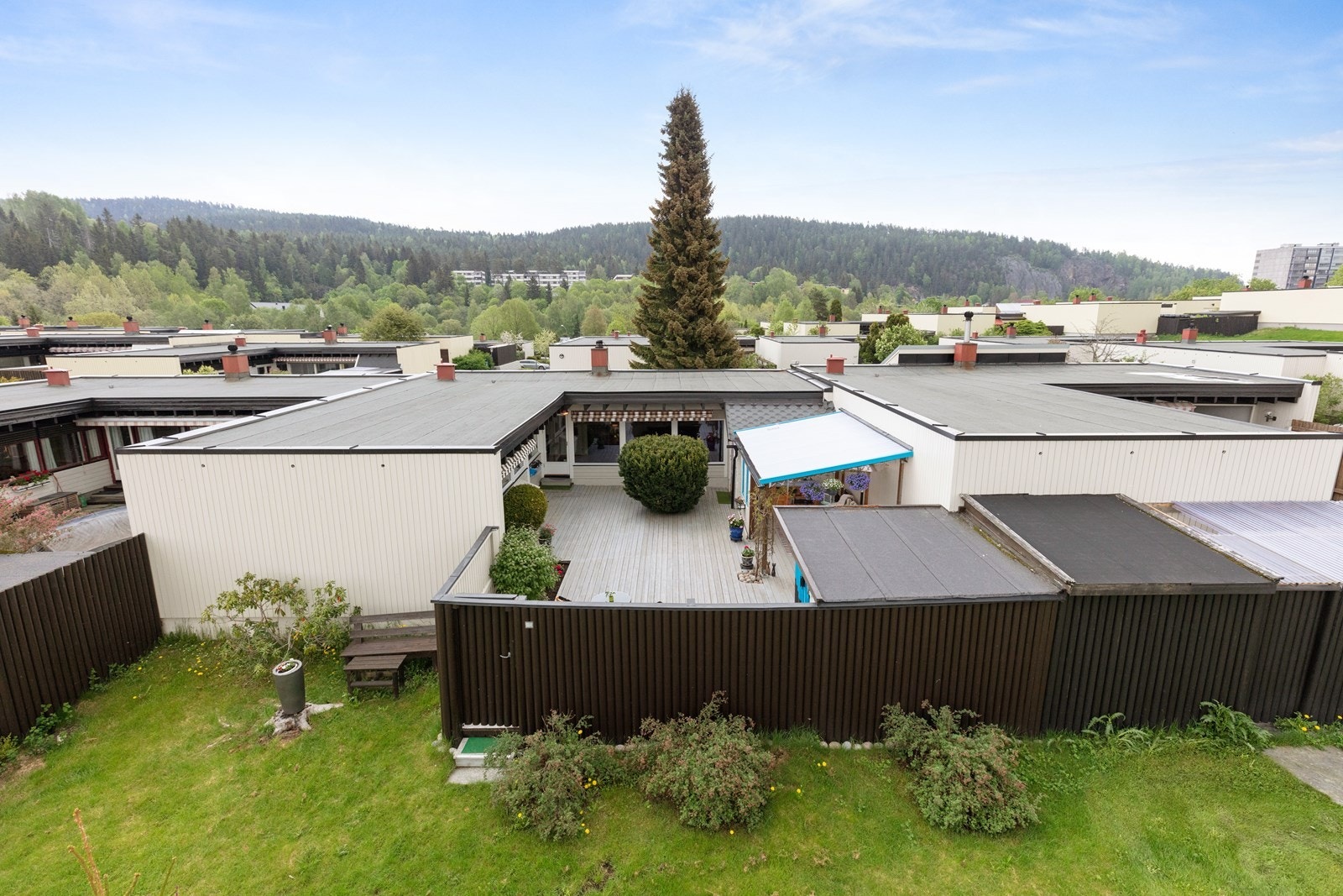 Fasade/atrium mot vest. Atrium har adkomst fra stue, samt fra fellesareal via port i gjerde. Galleribilde