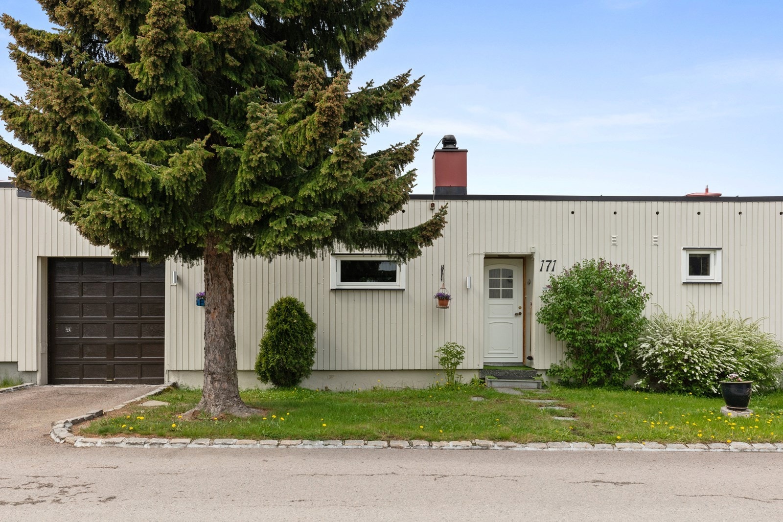 Østvendt fasade med inngangsparti og integrert garasje. Galleribilde