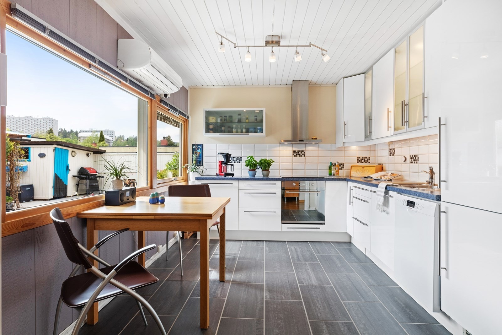 Kjøkken med varmepumpe (ny i 2009) og spiseplass. Galleribilde