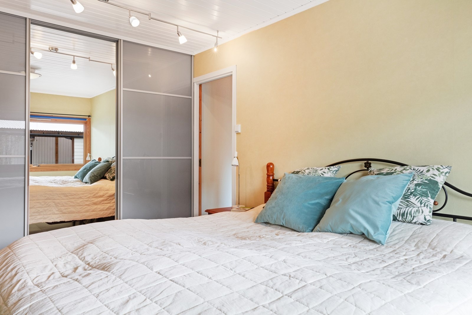 Soverom nr. 1 med skyvedørsgarderobe. Galleribilde