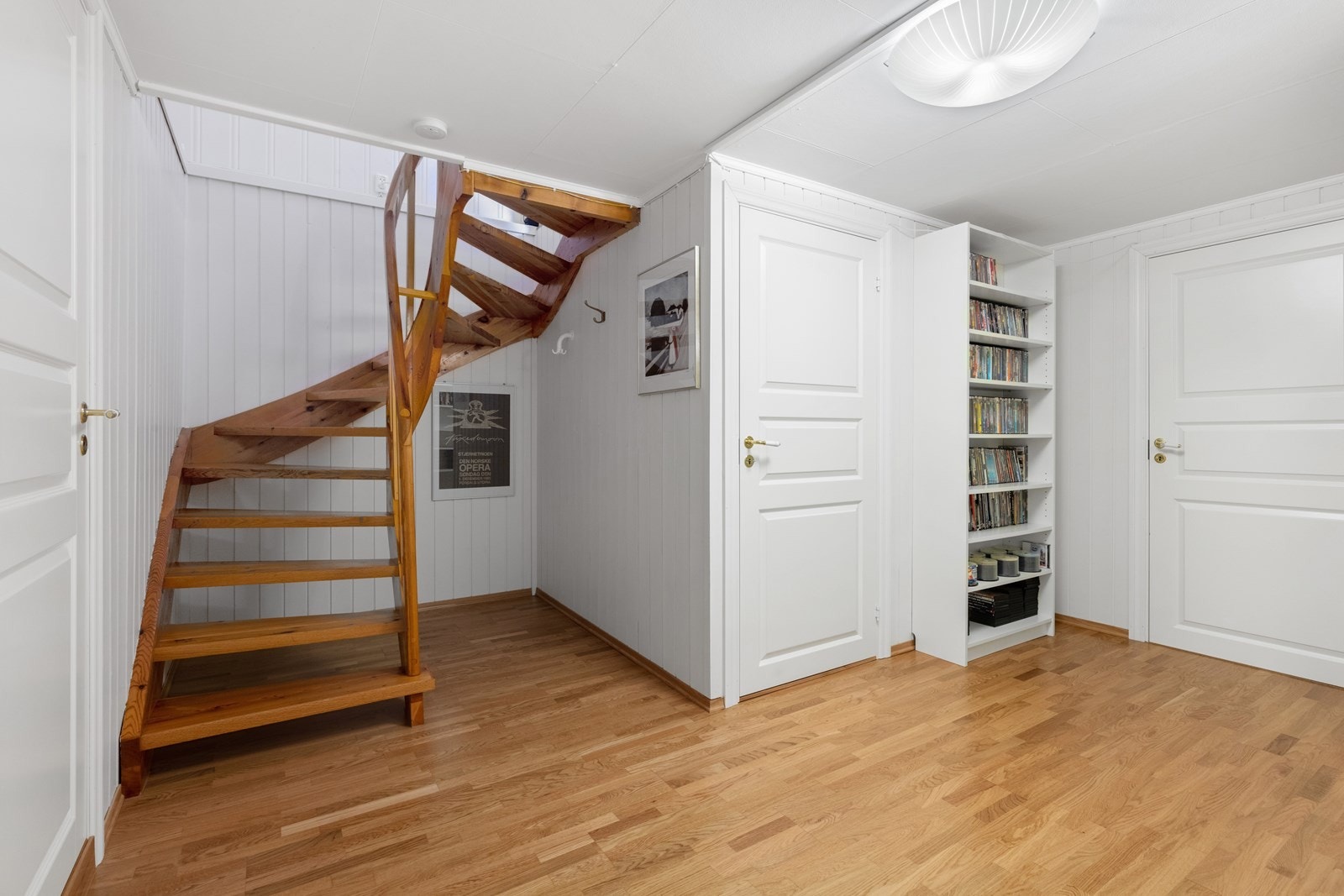 Furutrapp fra 1. etasje til kjelleretasje. Galleribilde