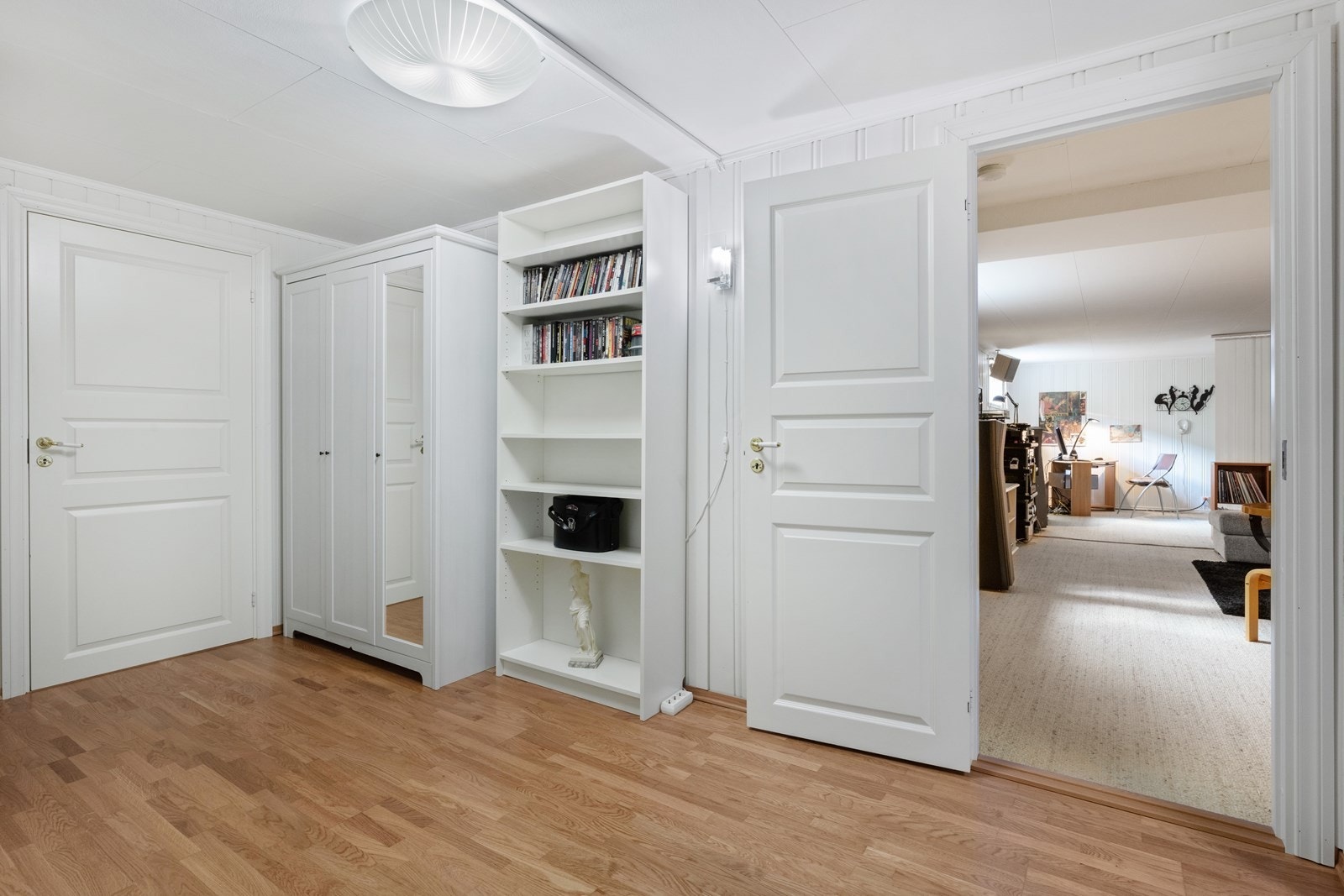 Lys og trivelig gang i kjeller. Galleribilde