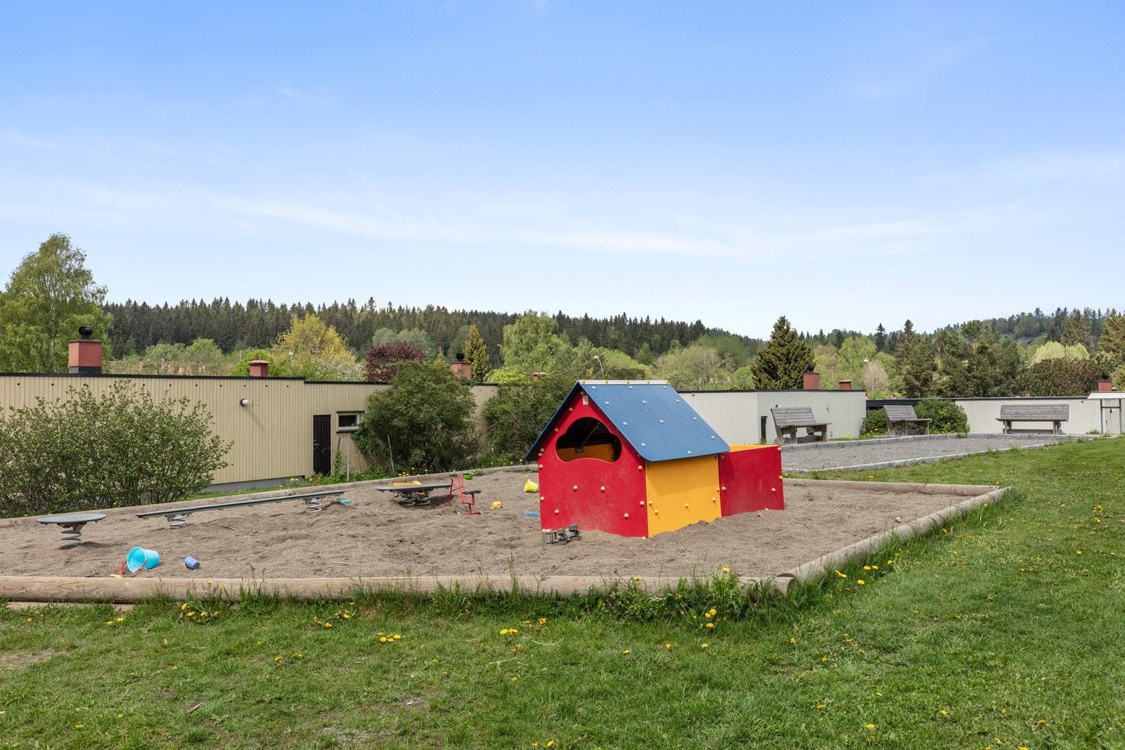 Populært og barnevennlig boligområde med flere leke- og ballplasser. Galleribilde