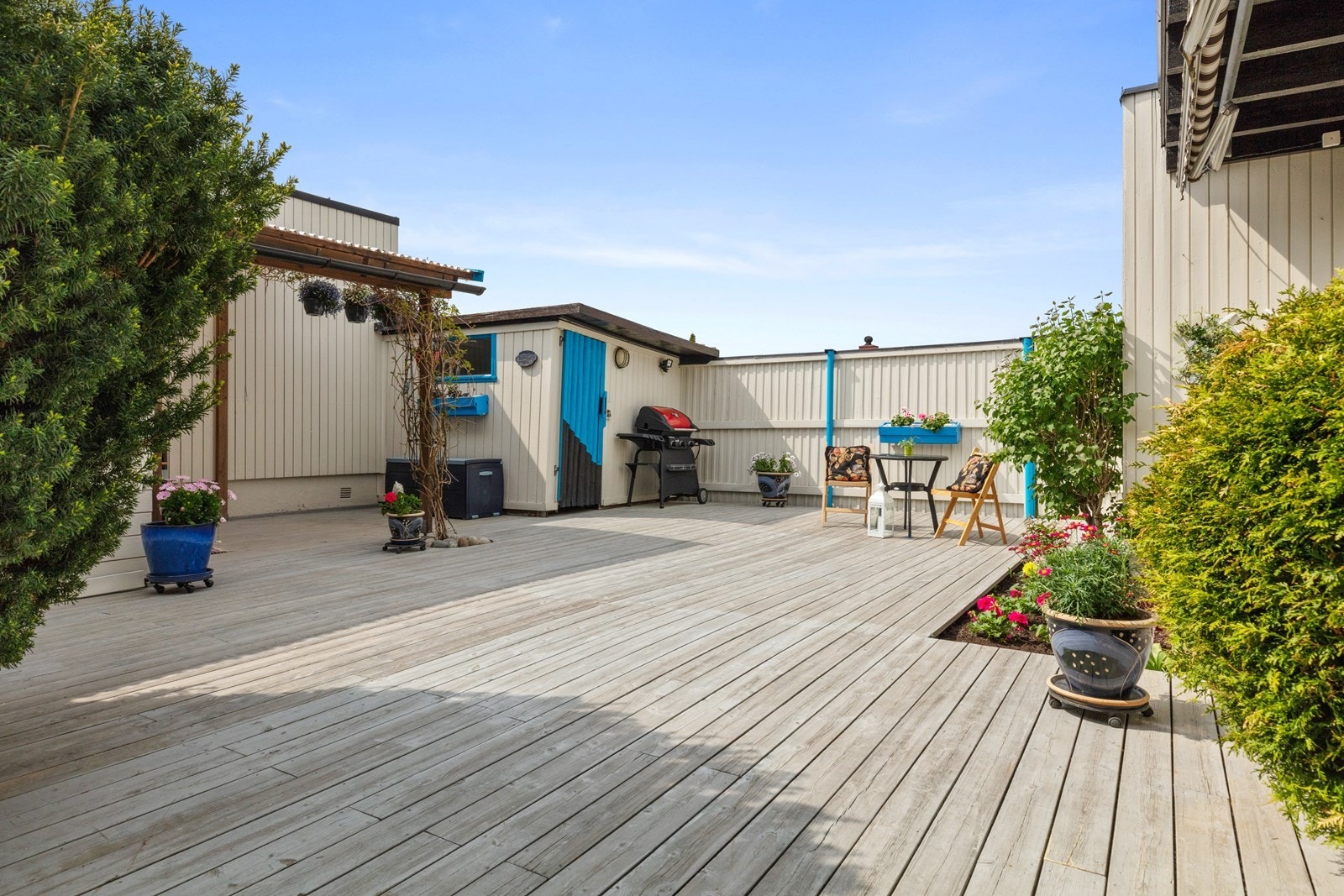 Atriumet er omrammet av høyt tregjerde som gir en skjermet beliggenhet. Tregjerdet ble utbedret og flyttet ut i 2000, samme år ble utebod (ca. 7,5 kvm), samt overbygd uteplass etablert. Galleribilde