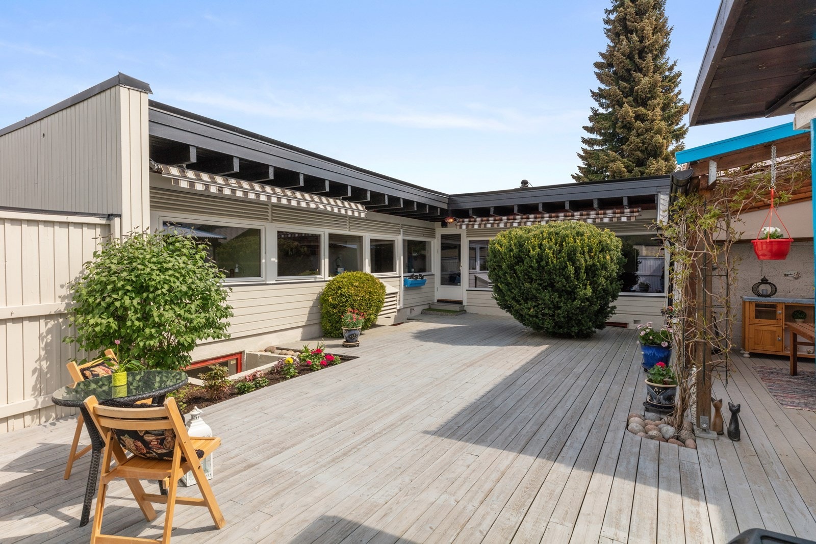 Skjermet inngjerdet atrium på totalt ca. 97 kvm. Atriumet har markterrasse, blomsterbed og div. beplantning. Galleribilde